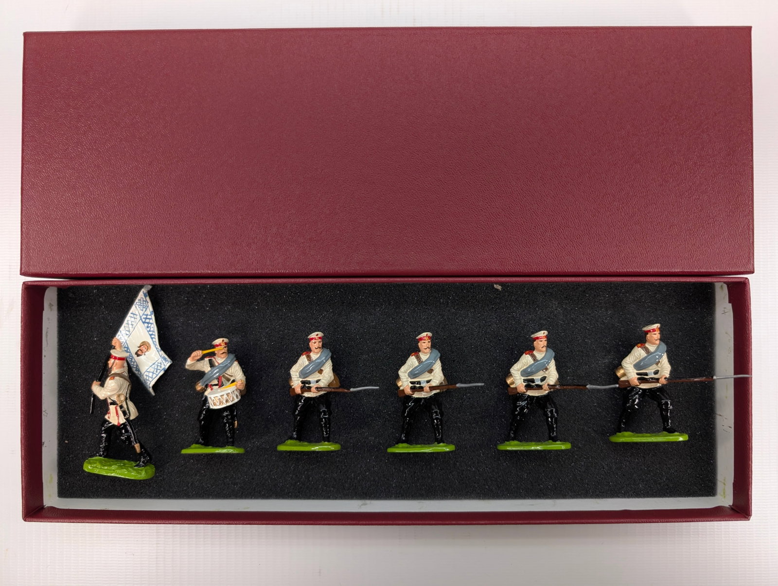 GEORGE CROSS RUSSIAN INFANTRY FLAG BEARER SET: SET REMAINS IN GOOD CONDITION, SHOWING SOME TYPICAL WEAR.