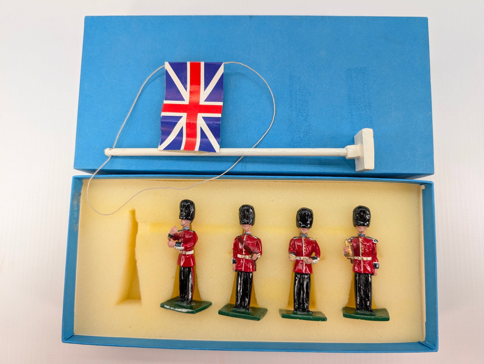 MARTIN RITCHIE BRITISH SOLDIERS RAISING THE COLORS SET: SET REMAINS IN VERY GOOD CONDITION WITH BOX.