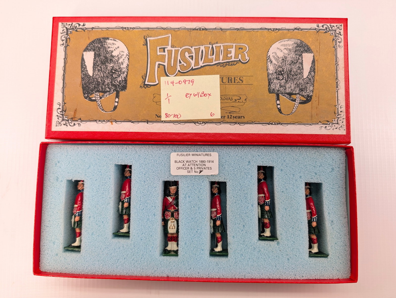 FUSILIER MINIATURES BLACK WATCH SET W/ OFFICER: SET REMAINS IN VERY GOOD CONDITION WITH BOX.