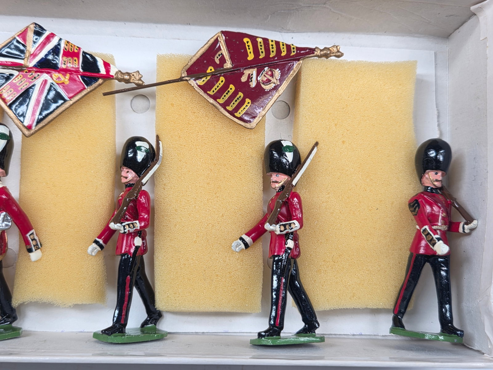 DUCAL WELSH GUARDS COLOUR PARTY SET - 3
