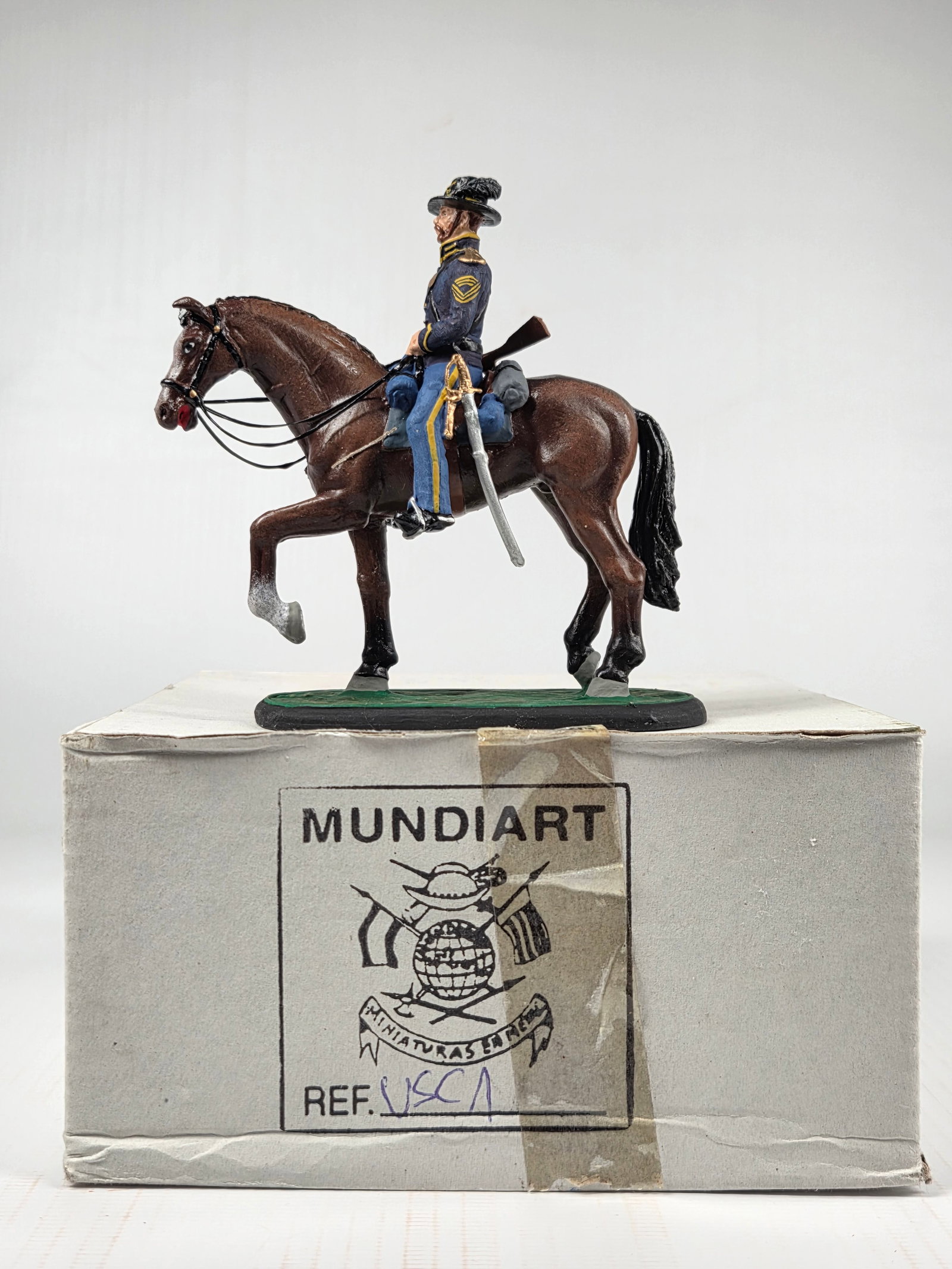 MUNDIART HAND PAINTED MOUNTED LEAD SOLDIER: REMAINS IN VERY GOOD CONDITION, SHOWING LIGHT WEAR.