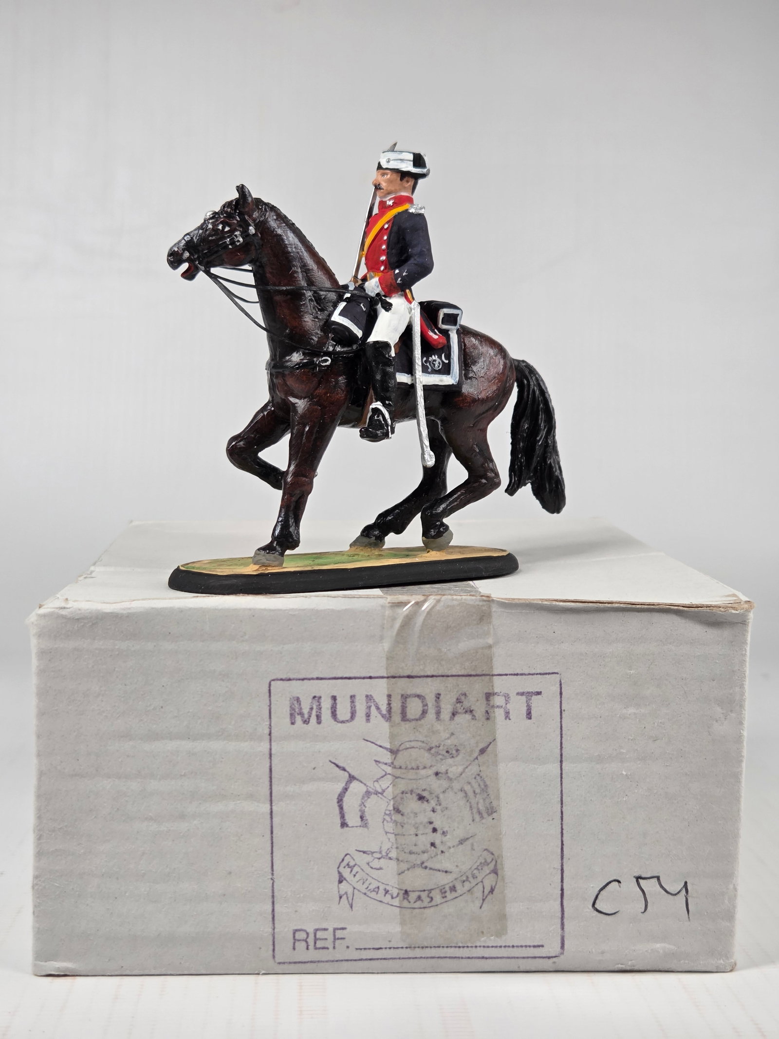 MUNDIART HAND PAINTED MOUNTED LEAD SOLDIER: REMAINS IN VERY GOOD CONDITION, SHOWING LIGHT WEAR.