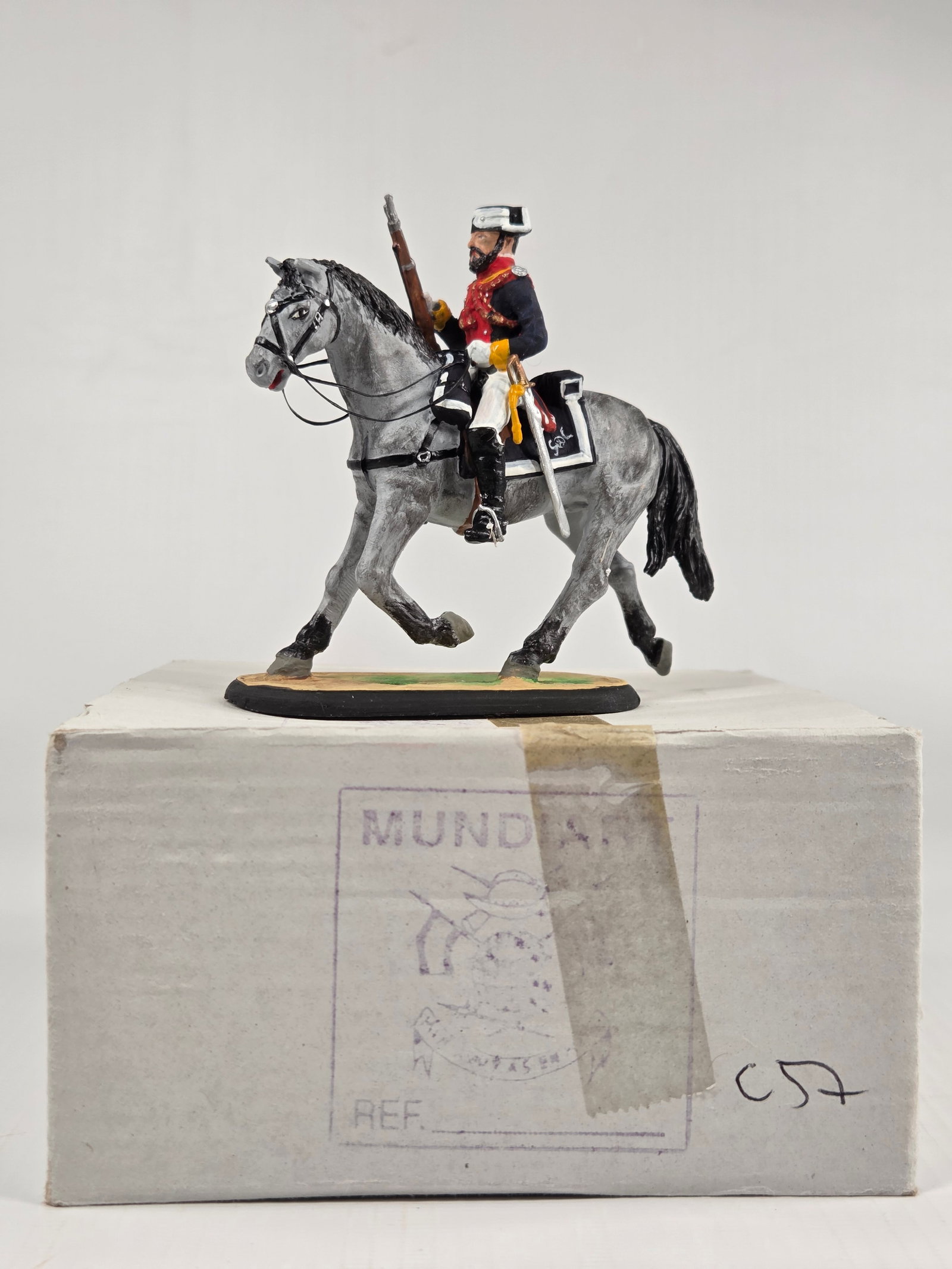 MUNDIART HAND PAINTED MOUNTED LEAD SOLDIER: REMAINS IN VERY GOOD CONDITION, SHOWING LIGHT WEAR.