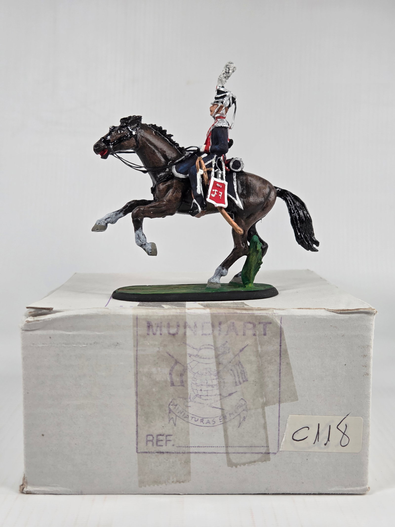 MUNDIART HAND PAINTED MOUNTED LEAD SOLDIER: REMAINS IN VERY GOOD CONDITION, SHOWING LIGHT WEAR.