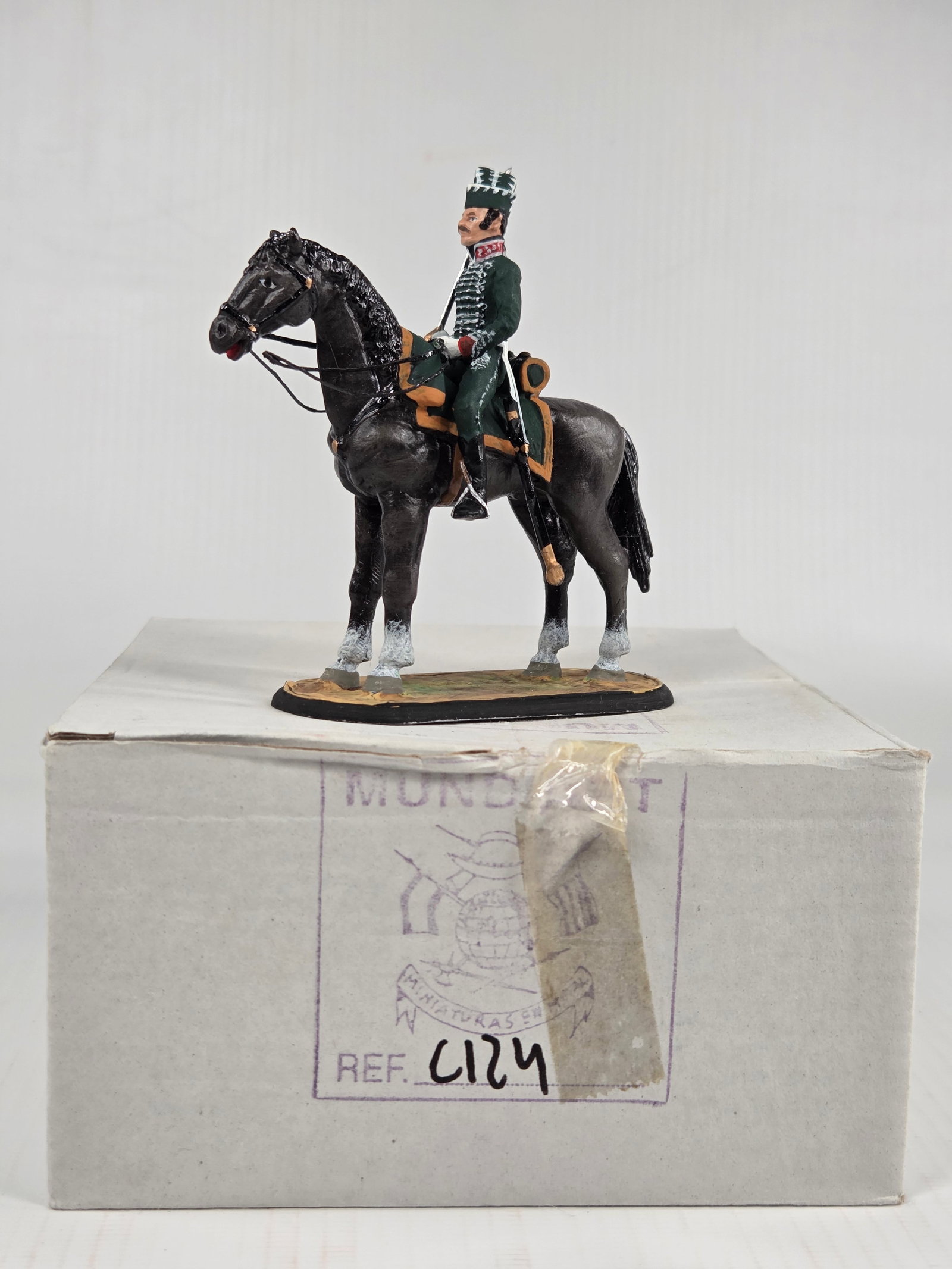 MUNDIART HAND PAINTED MOUNTED LEAD SOLDIER: REMAINS IN VERY GOOD CONDITION, SHOWING LIGHT WEAR.