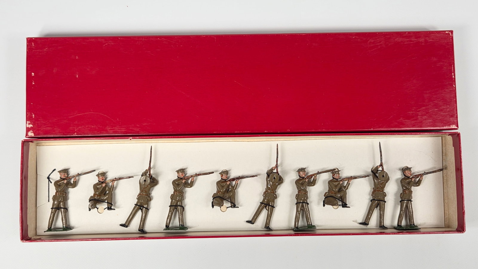 VINTAGE BRITAIN SOLDIER SET IN CUSTOM BOX (1 of 4)