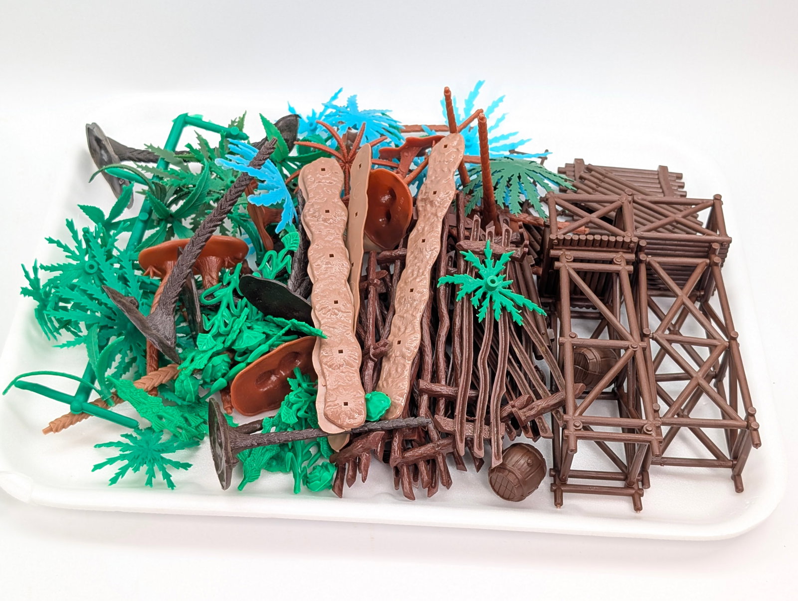 VARIOUS PLASTIC PLAYSET ACCESSORIES - 4