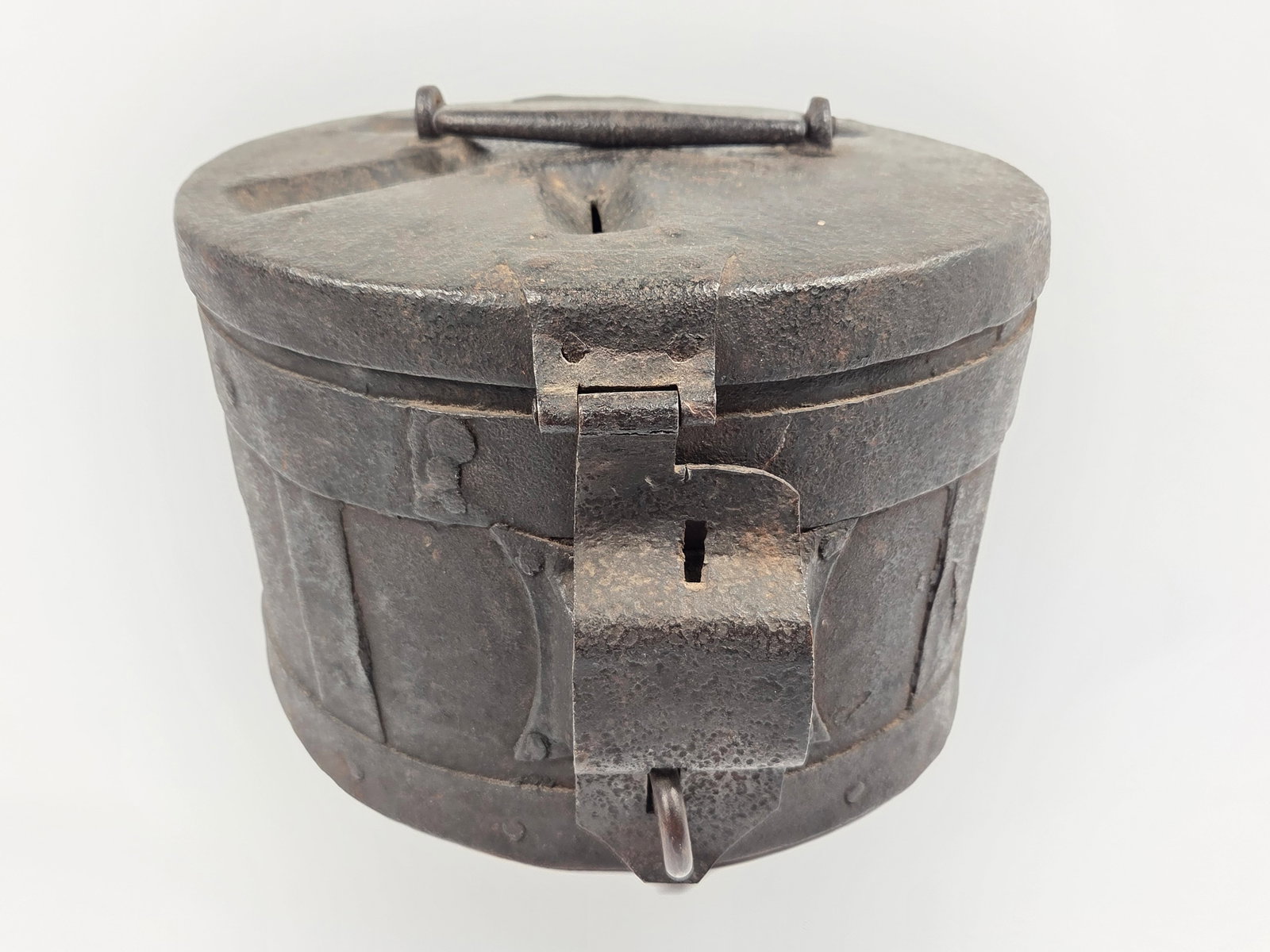 EARLY ANTIQUE WROUGHT IRON & METAL STORAGE BOX: REMAINS IN FAIR USED CONDITION, SHOWING TYPICAL WEAR.