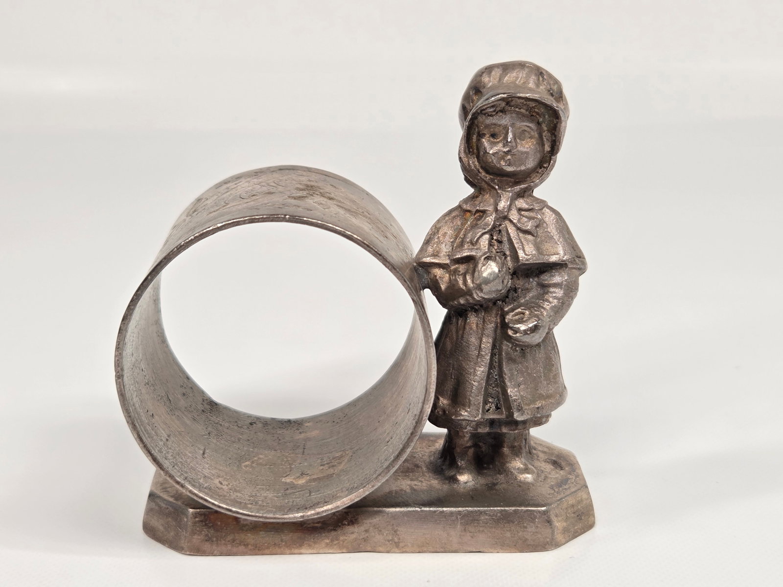 VICTORIAN ERA SILVERPLATE NAPKIN RING - CHILD (1 of 4)