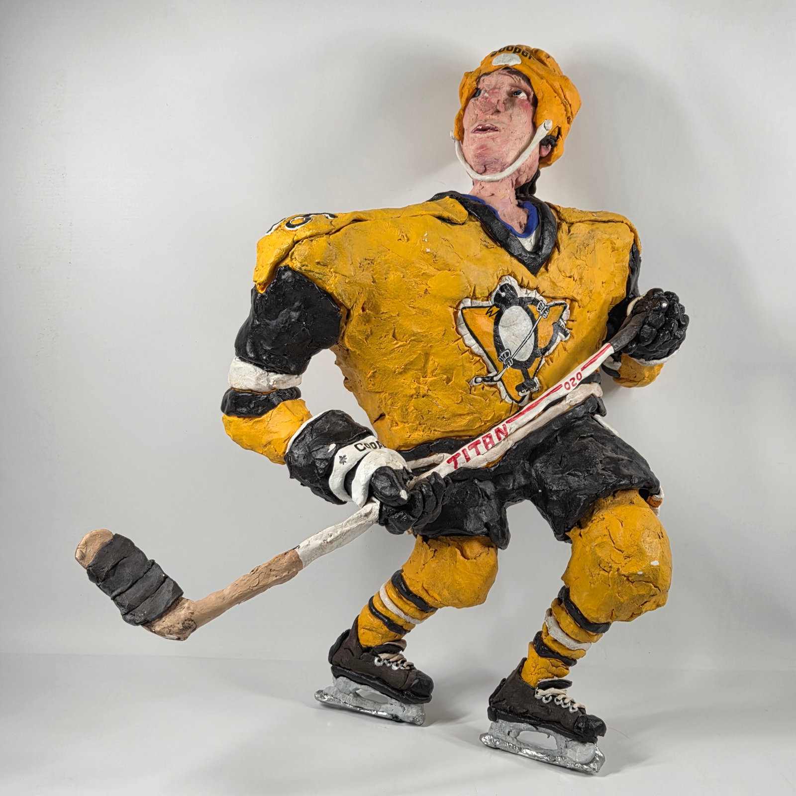 ARTIST SIGNED PITTSBURGH PENGUINS LEMIEUX SCULPTURE: REMAINS IN GOOD CONDITION, SHOWING SOME TYPICAL WEAR.