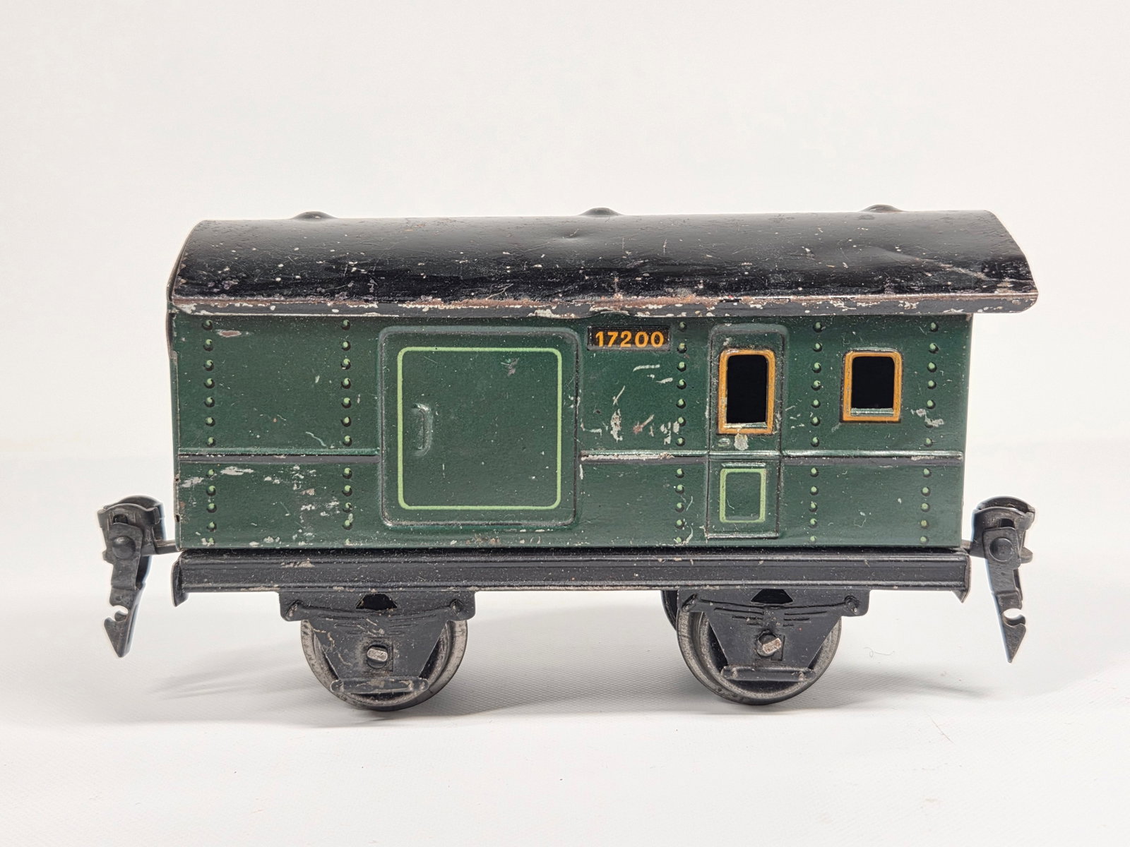 MARKLIN TIN LITHO O GAUGE RAILWAY CAR 17200: REMAINS IN GOOD CONDITION, SHOWING SOME TYPICAL WEAR.