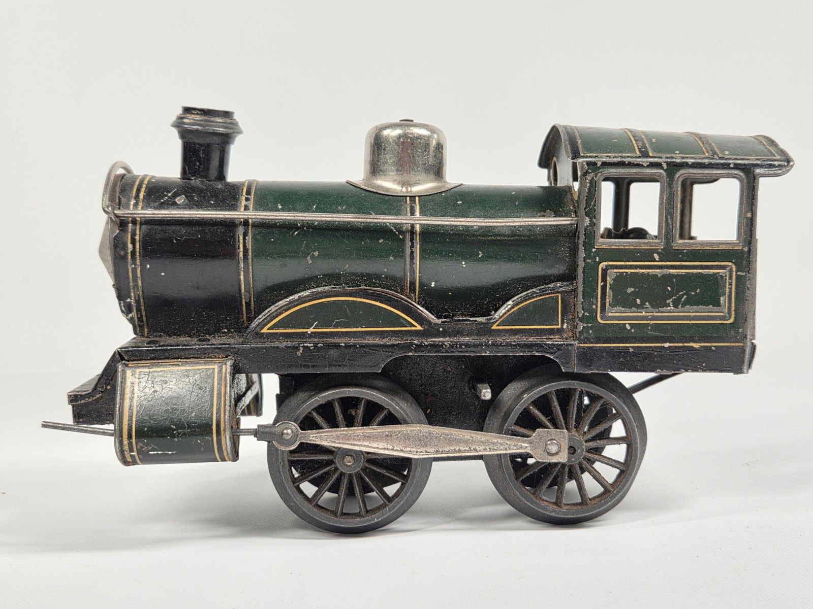 MARKLIN TIN LITHO O GAUGE 0-4-0 STEAM ENGINE: REMAINS IN FAIR TO GOOD CONDITION, SHOWING PAINT WEAR. UNTESTED.