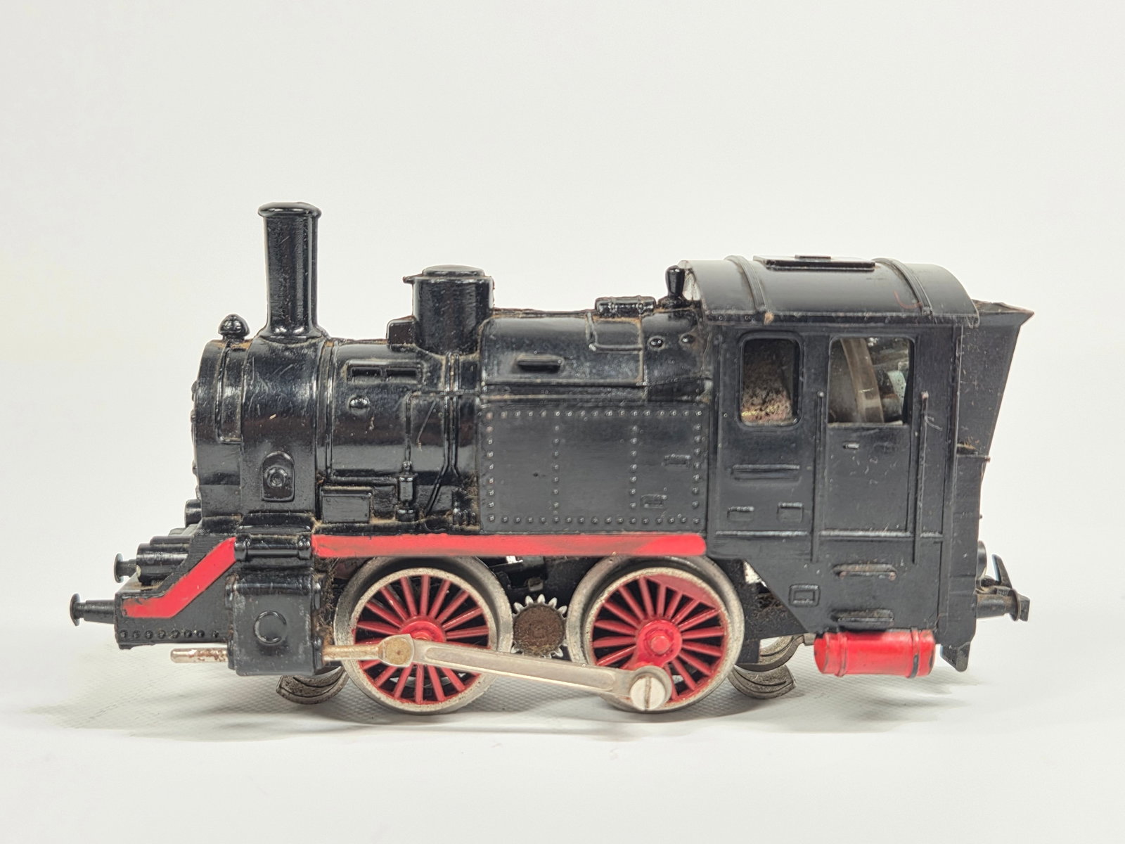 GERMAN MARKLIN HO SCALE STEAM ENGINE: REMAINS IN FAIR CONDITION, SHOWING WEAR WITH CRACKS IN BODY. UNTESTED.