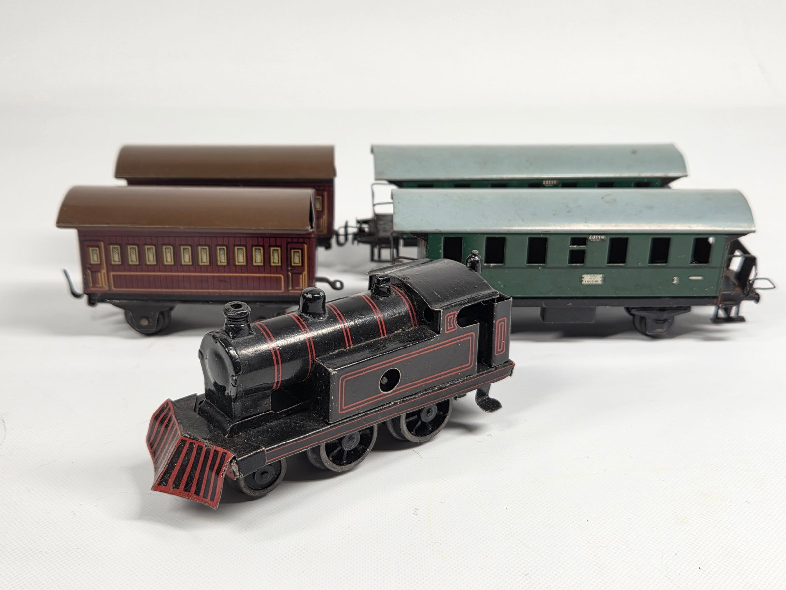 BING TIN LITHO WIND UP STEAM ENGINE TRAIN SET: SET REMAINS IN GOOD CONDITION, SHOWING SOME TYPICAL USAGE WEAR. ENGINE UNTESTED.