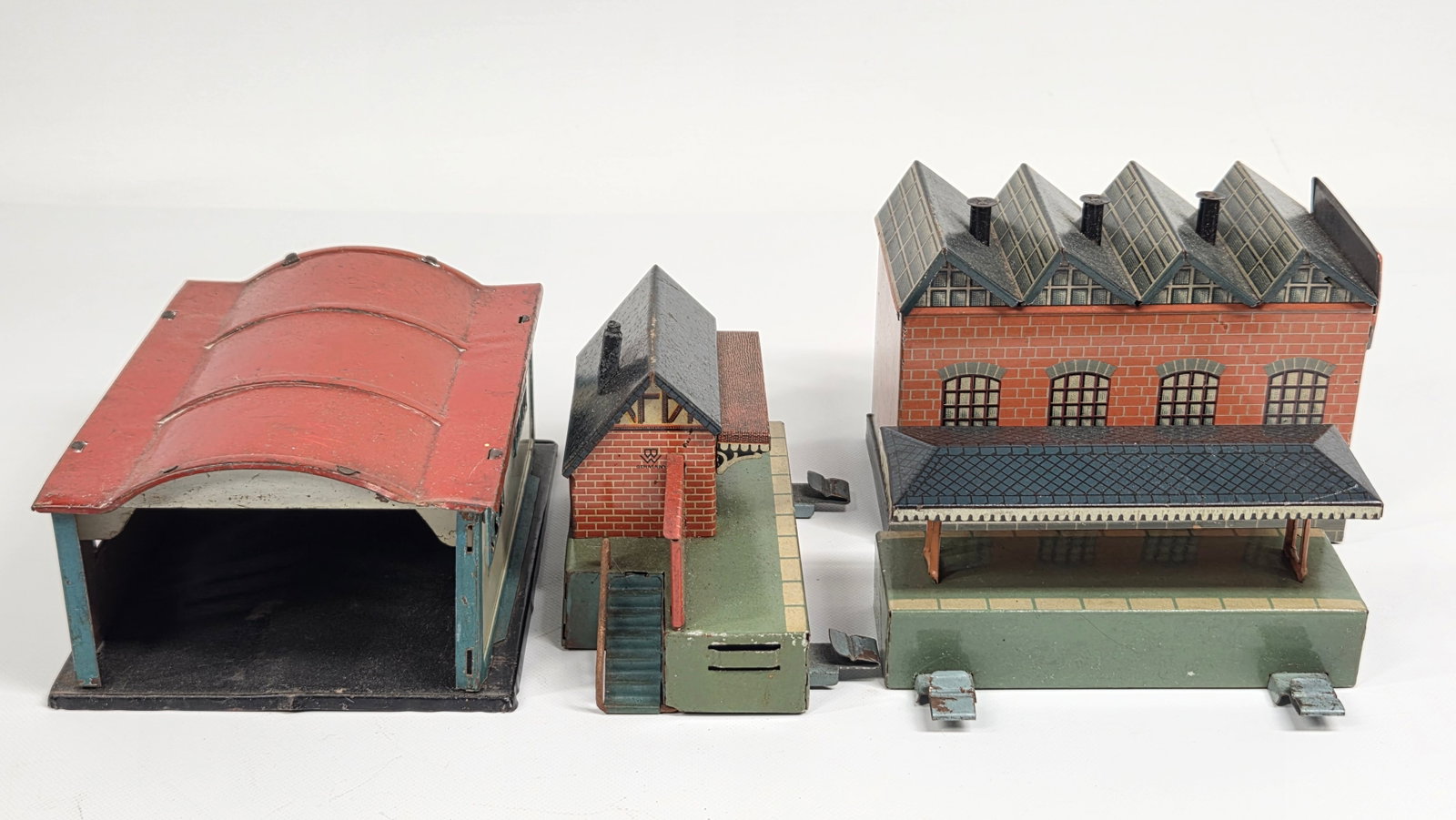 VARIOUS GERMAN BING TIN LITHO TRAIN BUILDINGS: ALL REMAIN IN FAIR TO GOOD CONDITION, SHOWING TYPICAL USAGE WEAR THROUGHOUT.