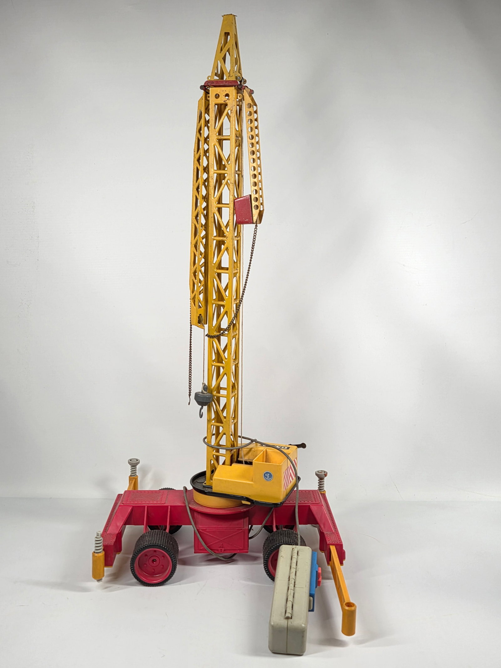 GAMA TIN & PLASTIC BATTERY OPERATED CRANE TRUCK (1 of 6)