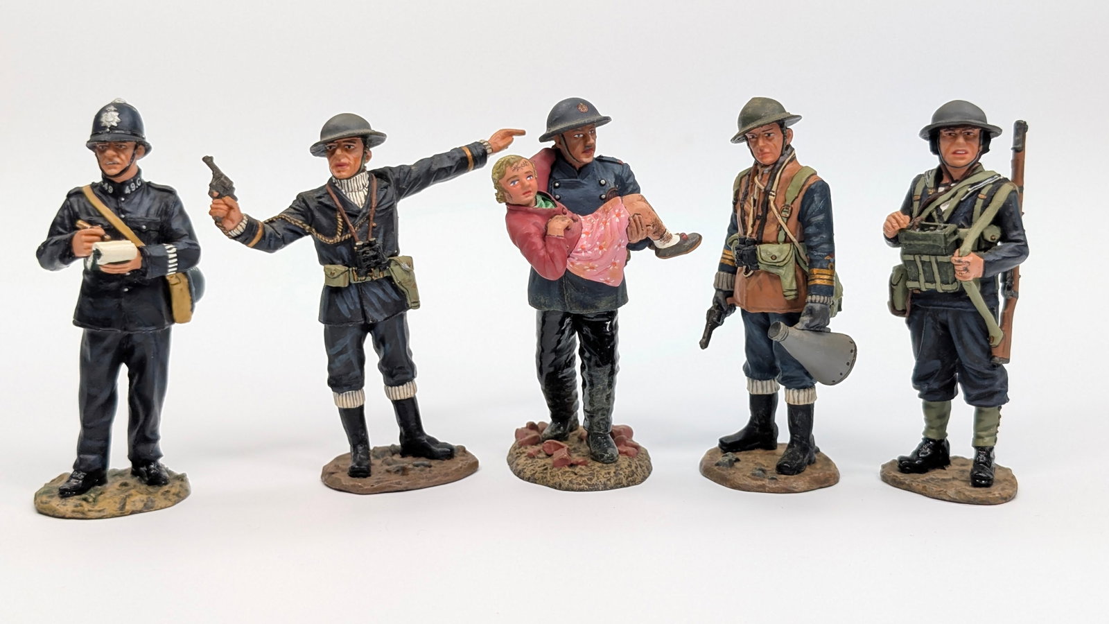 5) KING & COUNTRY FIELDS OF BATTLE SOLDIERS: ALL REMAIN IN GOOD CONDITION, SHOWING SOME LIGHT TYPICAL WEAR.