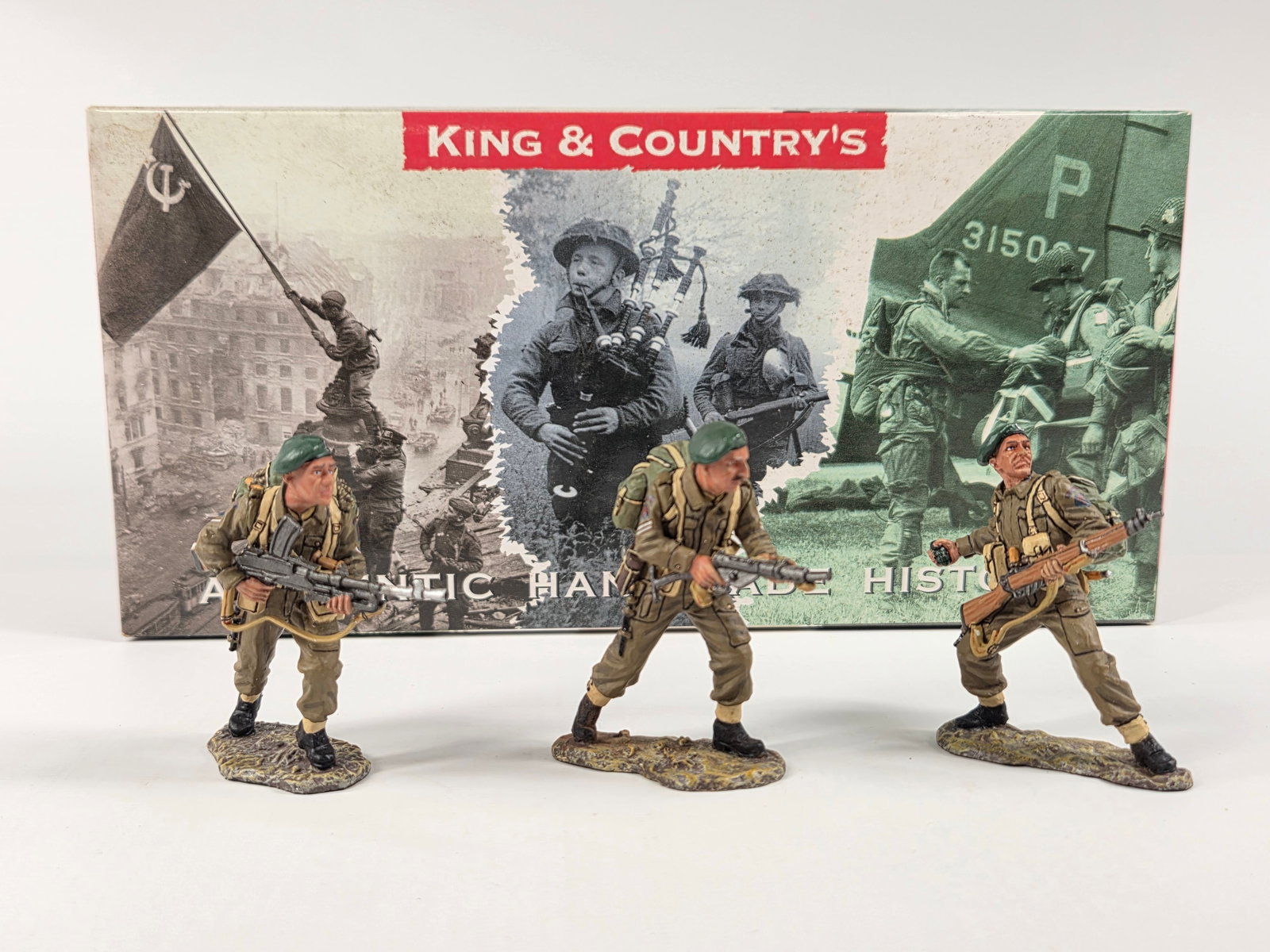 KING & COUNTRY WWII CHURCHILL'S COMMANDOS SET: MISSING 1 SOLDIER, OTHERWISE REMAINS IN GOOD CONDITION.