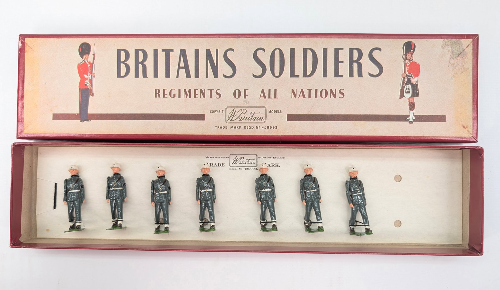 SET OF 7 VINTAGE BRITAIN SOLDIERS IN CUSTOM BOX (1 of 5)