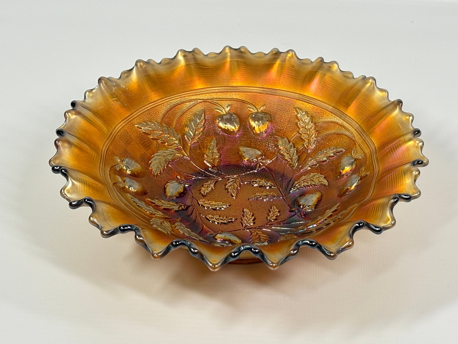 NORTHWOOD STIPPLED STRAWBERRY PIE CRUST EDGE BOWL (1 of 3)