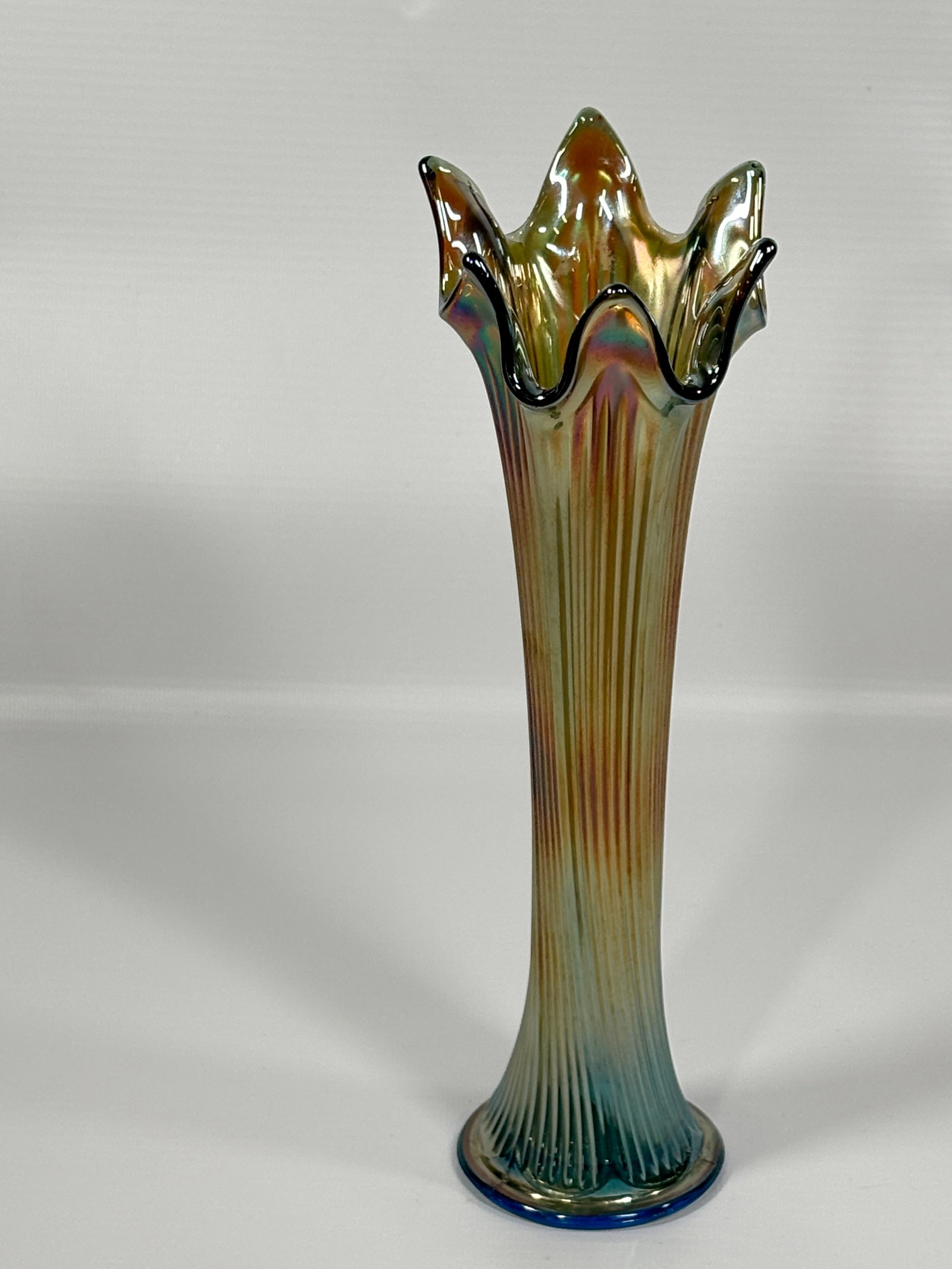 FENTON SAPPHIRE FINE RIB VASE: REMAINS IN VERY GOOD CONDITION, NO CHIPS OR CRACKS.
