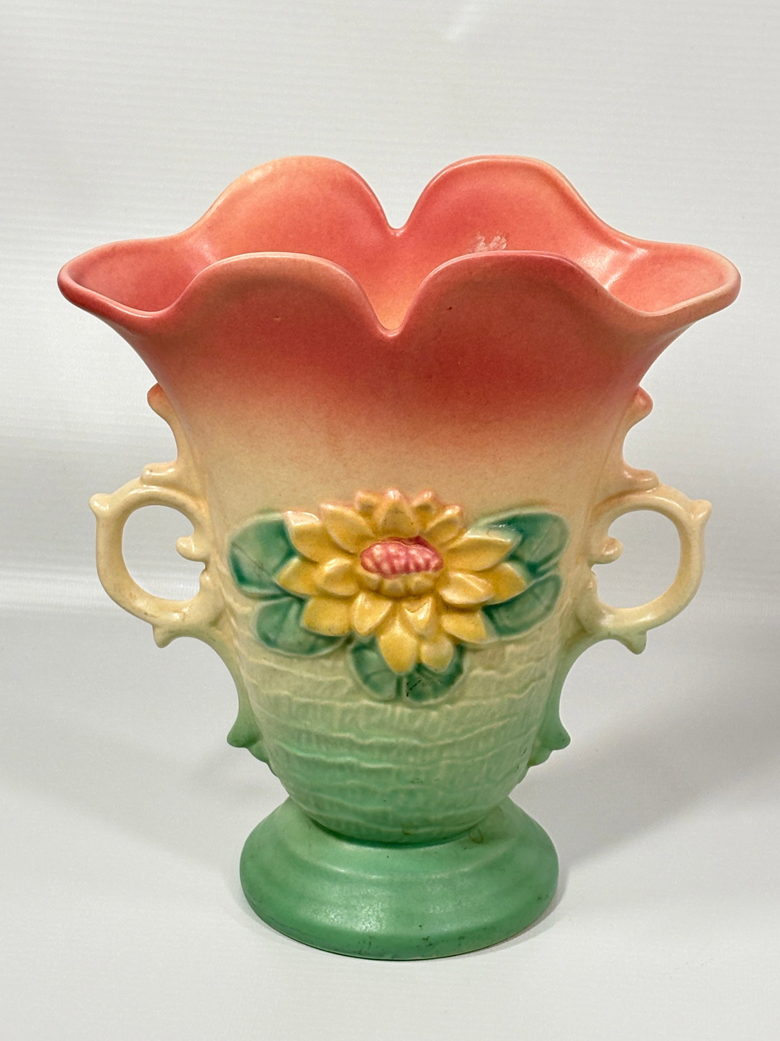 HULL ART POTTERY L8 WATER LILY DOUBLE HANDLED VASE: REMAINS IN VERY GOOD CONDITION, NO CHIPS OR CRACKS.