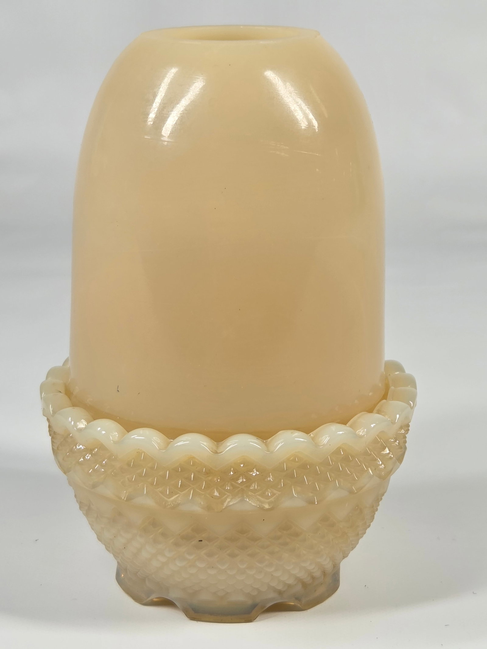 FENTON CUSTARD GLASS FAIRY LAMP: REMAINS IN EXCELLENT CONDITION. NO CHIPS OR CRACKS.