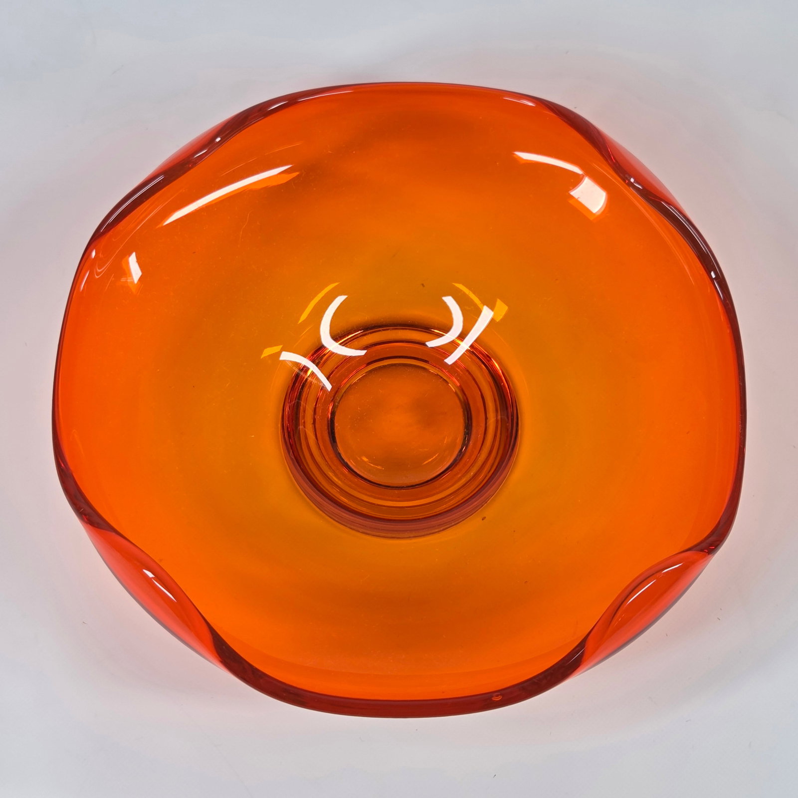 MID CENTURY ORANGE GLASS FOOTED DISH: REMAINS IN VERY GOOD CLEAN CONDITION. NO CHIPS OR CRACKS.
