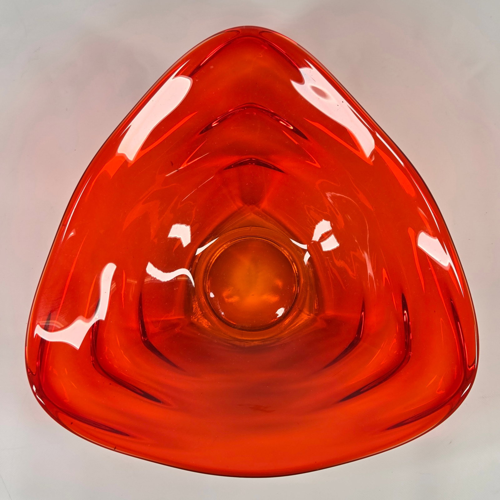 MID CENTURY MODERN ORANGE TRIANGULAR GLASS DISH: REMAINS IN VERY GOOD CLEAN CONDITION. NO CHIPS OR CRACKS.