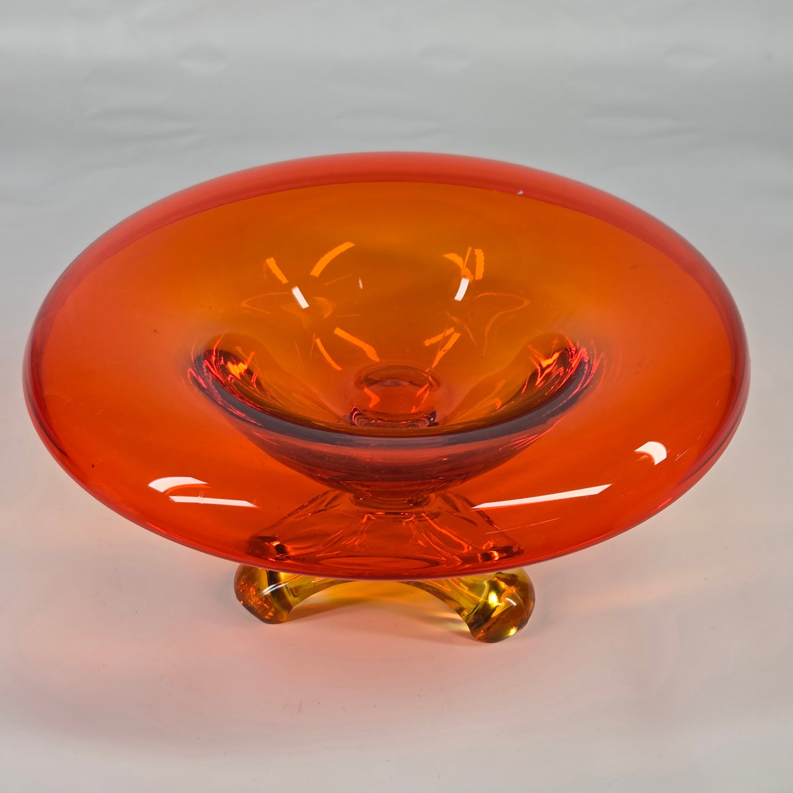 MID CENTURY MODERN ORANGE GLASS FOOTED DISH: REMAINS IN VERY GOOD CLEAN CONDITION. NO CHIPS OR CRACKS.