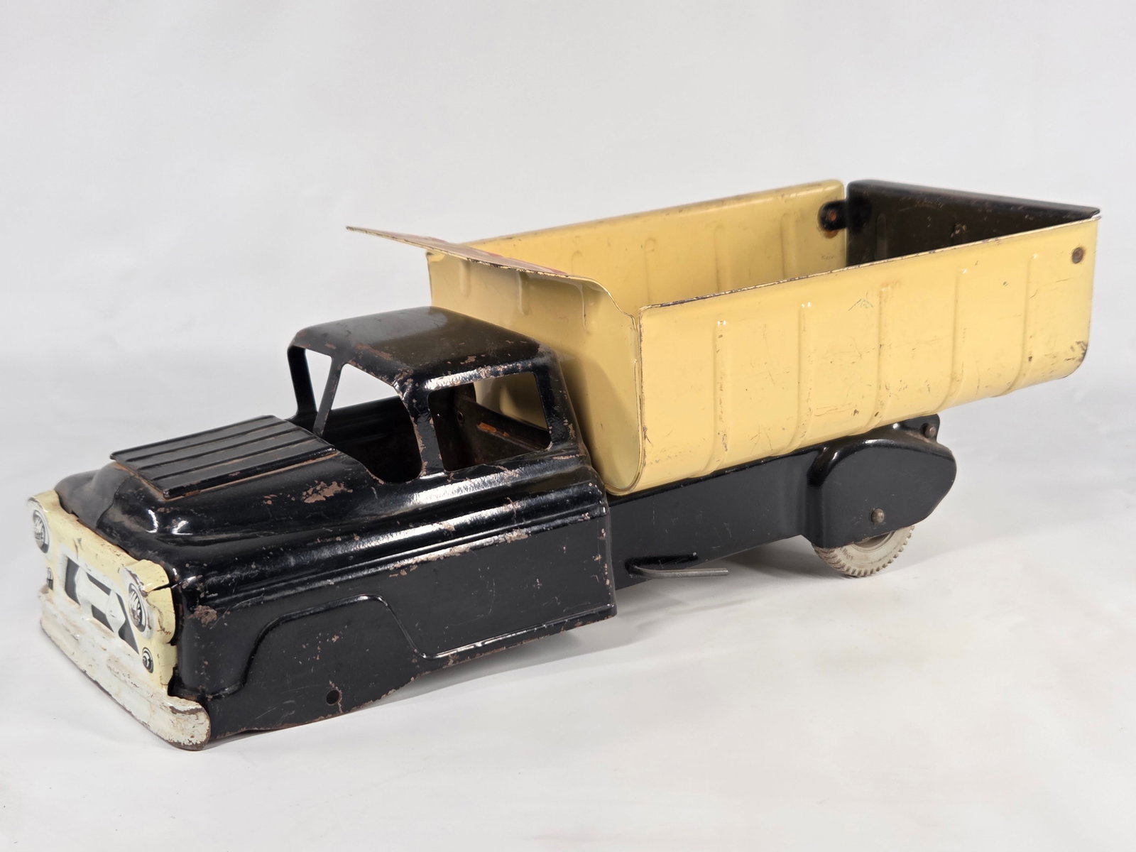 VINTAGE MARX PRESSED STEEL HYDRAULIC DUMP TRUCK: REMAINS IN GOOD CONDITION, SHOWING SOME TYPICAL WEAR. HOWEVER IT IS MISSING THE FRONT WHEELS & AXLE.