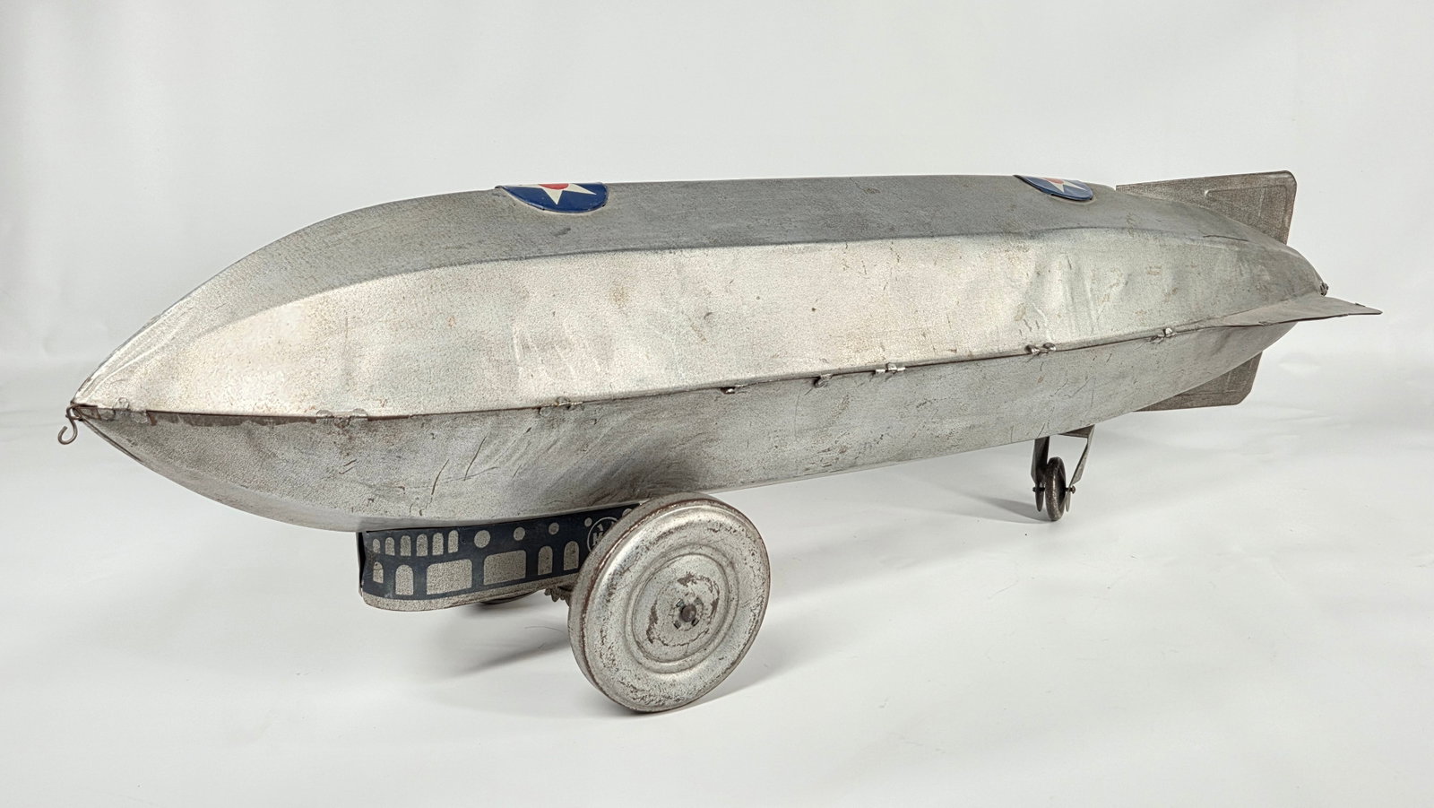 VINTAGE MARX TIN LITHO & PRESSED STEEL ZEPPELIN: REMAINS IN GOOD CONDITION, SHOWING SOME TYPICAL WEAR. DUSTY, NEEDS CLEANED.