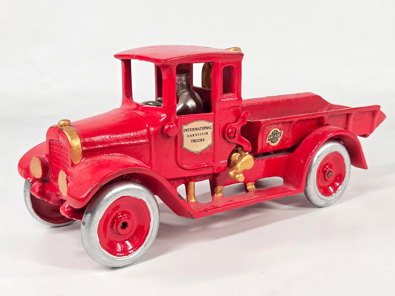 RESTORED ARCADE CAST IRON INTERNATIONAL DUMP TRUCK (1 of 6)