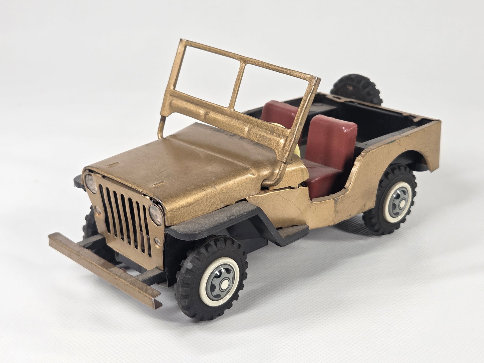 BANDAI JAPAN TIN & PLASTIC FRICTION JEEP: REMAINS IN GOOD CONDITION. FRICTION MOTOR WORKS.