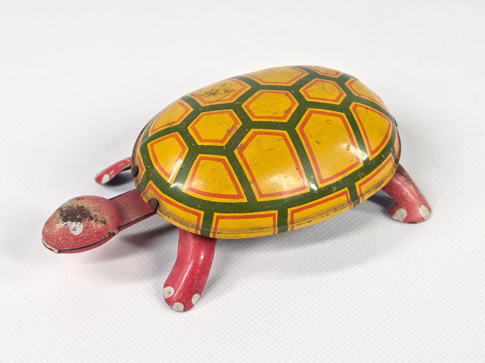 VINTAGE JAPAN TIN WIND UP TURTLE: REMAINS IN FAIR TO GOOD CONDITION, SHOWING SOME TYPICAL WEAR. COLOR FADING. WIND UP MECHANISM DOES NOT WORK.