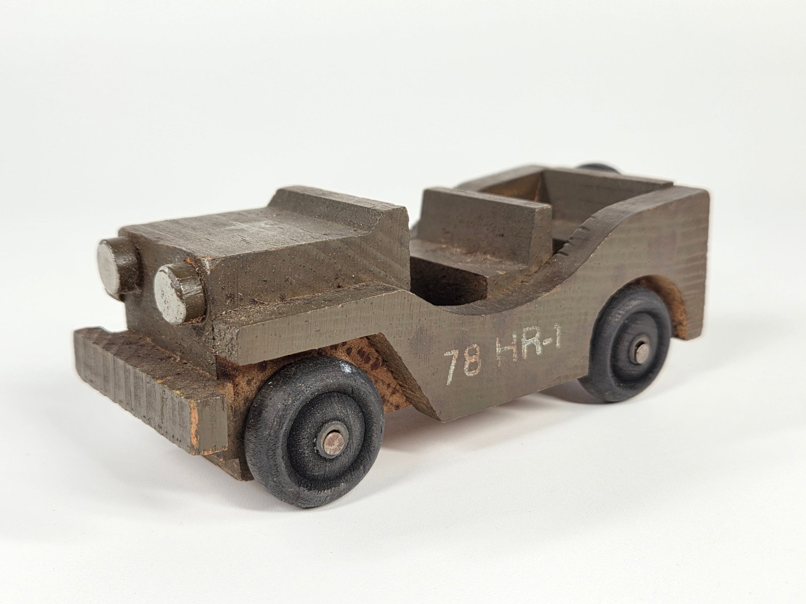 VINTAGE WOOD MILITARY JEEP TOY MODEL KIT BUILT (1 of 4)
