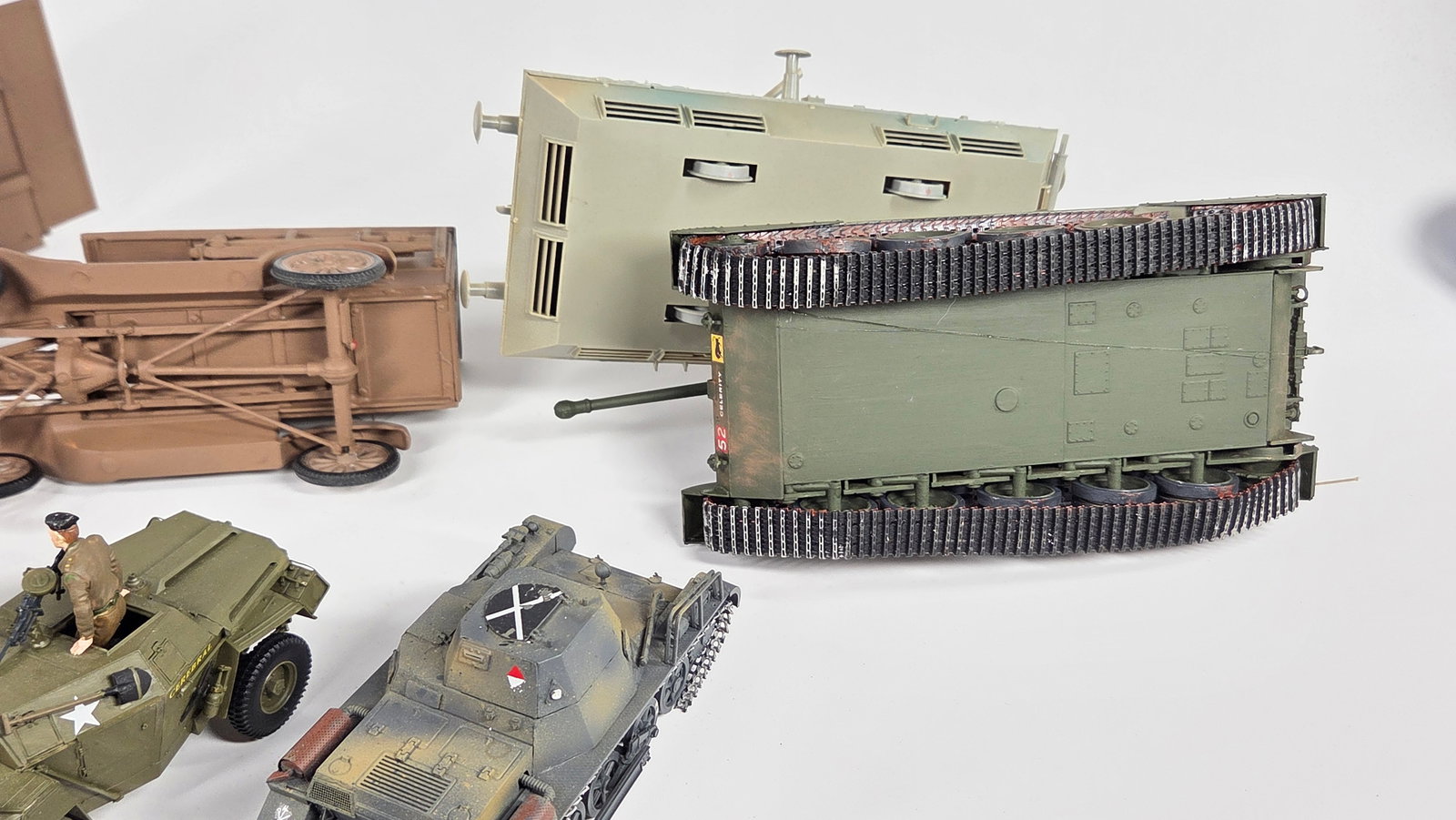 VARIOUS BUILT MILITARY MODEL KITS - 8
