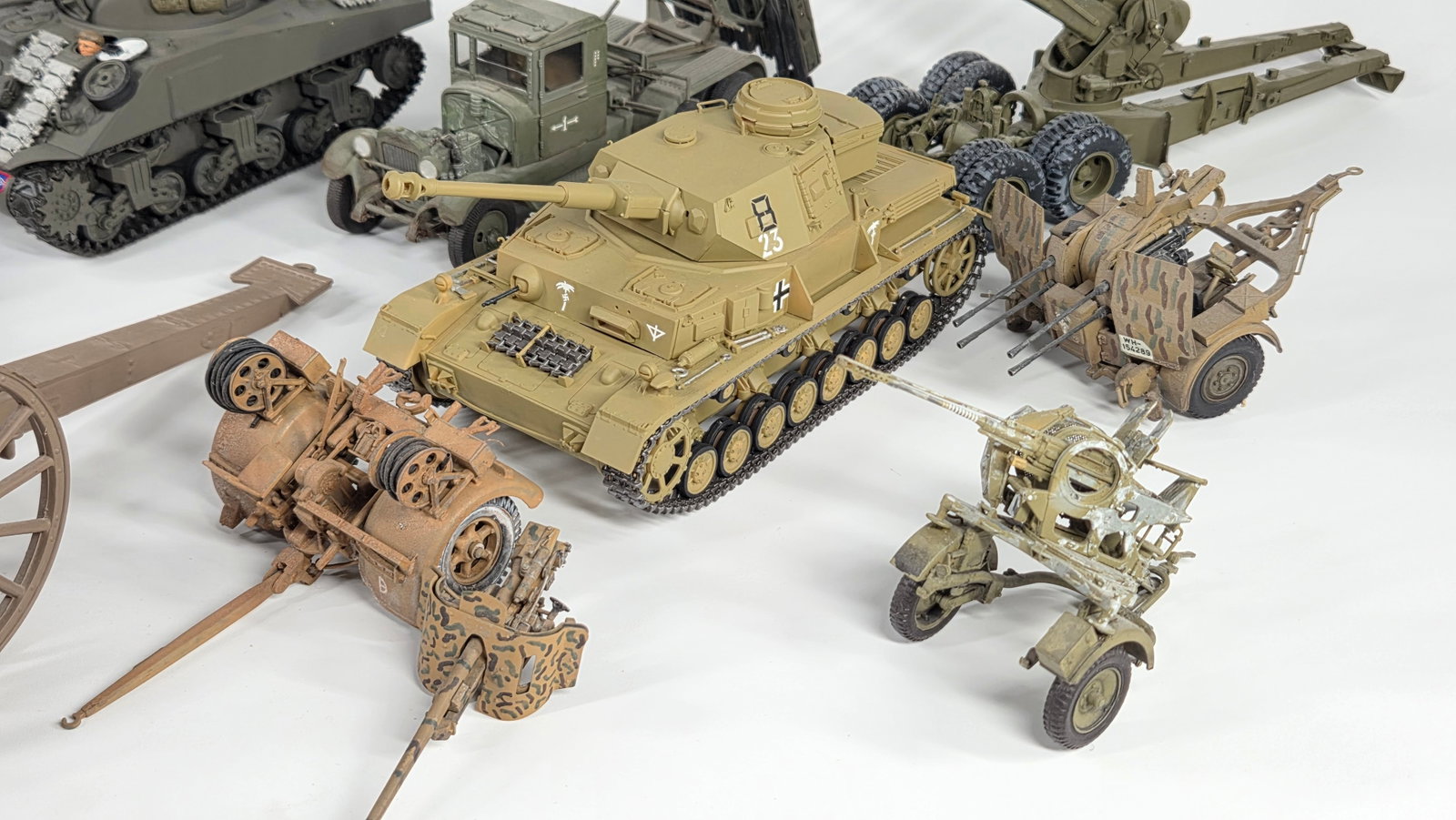 VARIOUS BUILT MILITARY MODEL KITS - 4