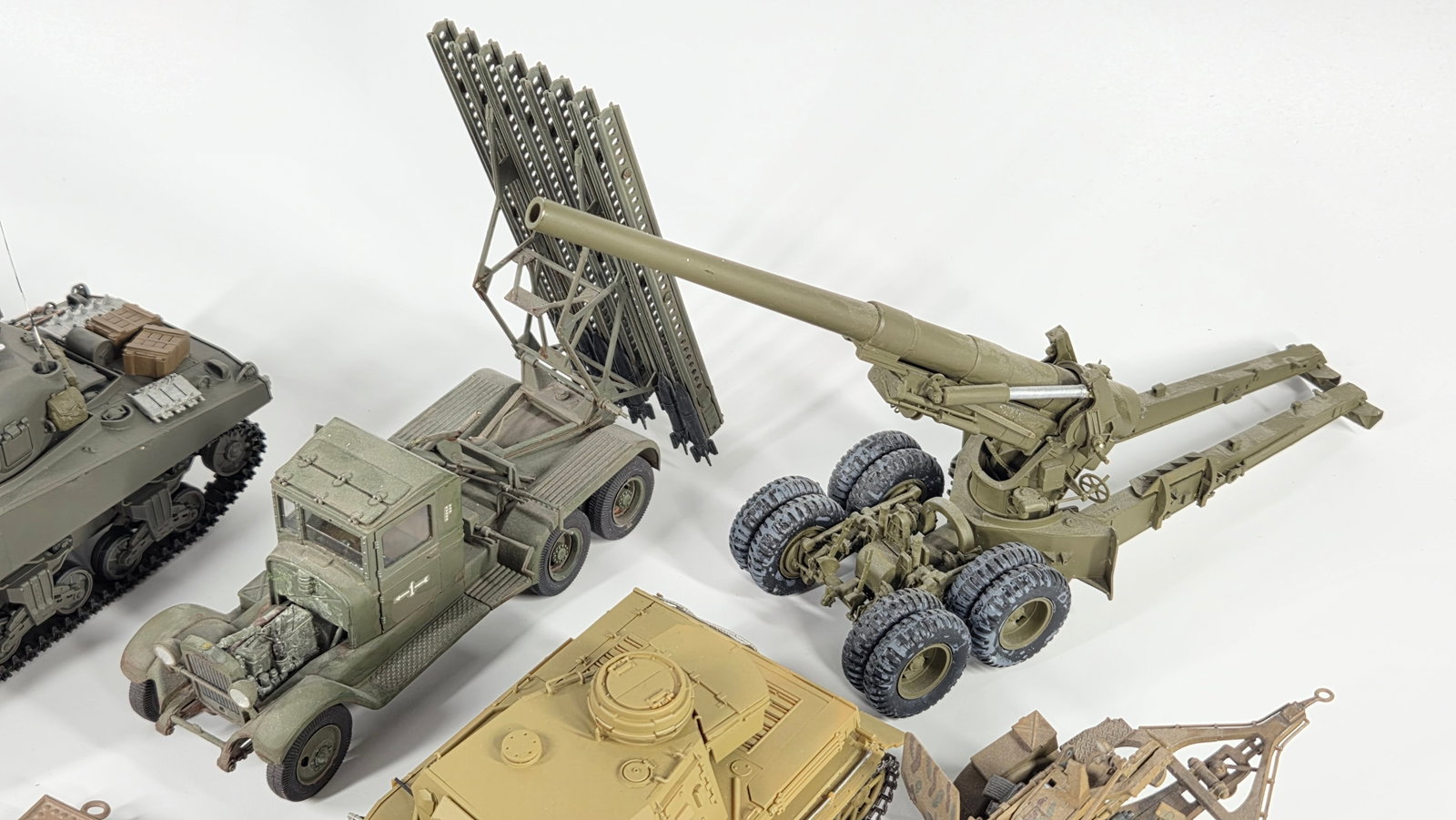 VARIOUS BUILT MILITARY MODEL KITS - 5