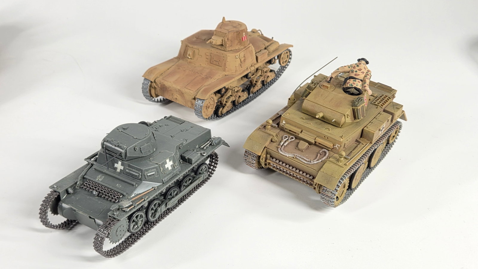 VARIOUS BUILT MILITARY MODEL KITS - 2
