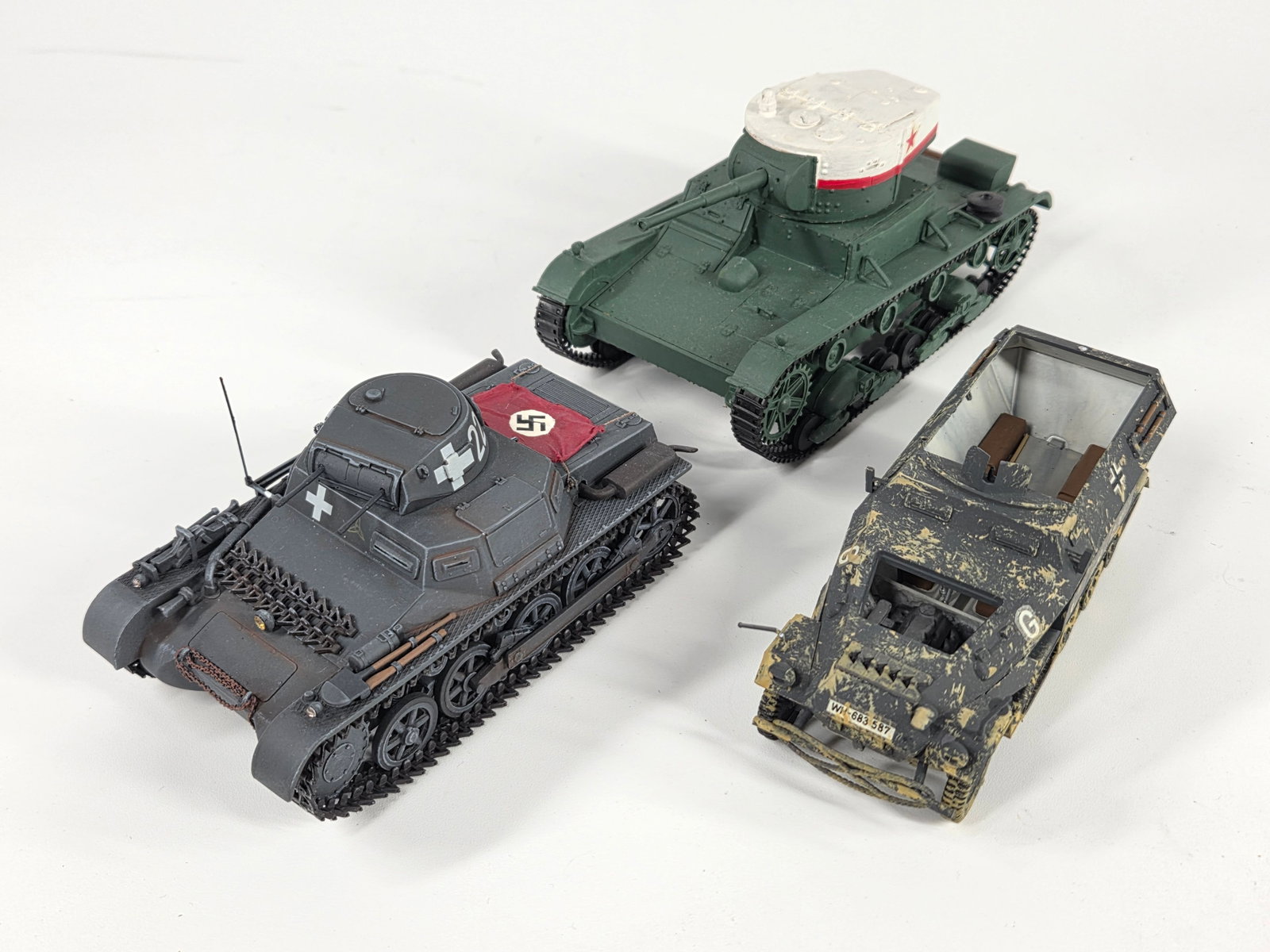 VARIOUS BUILT MILITARY MODEL KITS - 5
