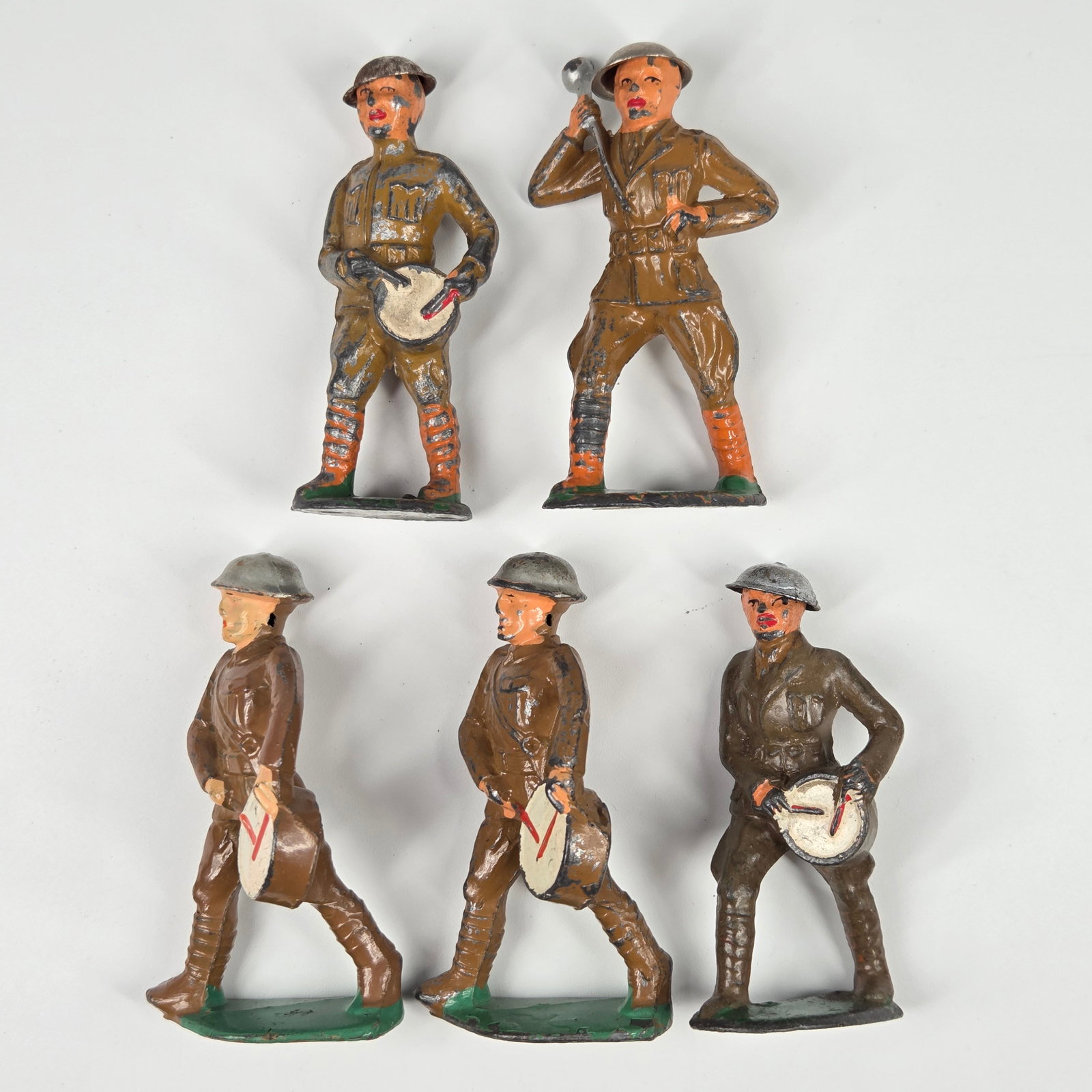 VARIOUS BARCLAY MANOIL LEAD SOLDIERS: ALL REMAIN IN FAIR TO GOOD CONDITION, SHOWING SOME TYPICAL PAINT WEAR.