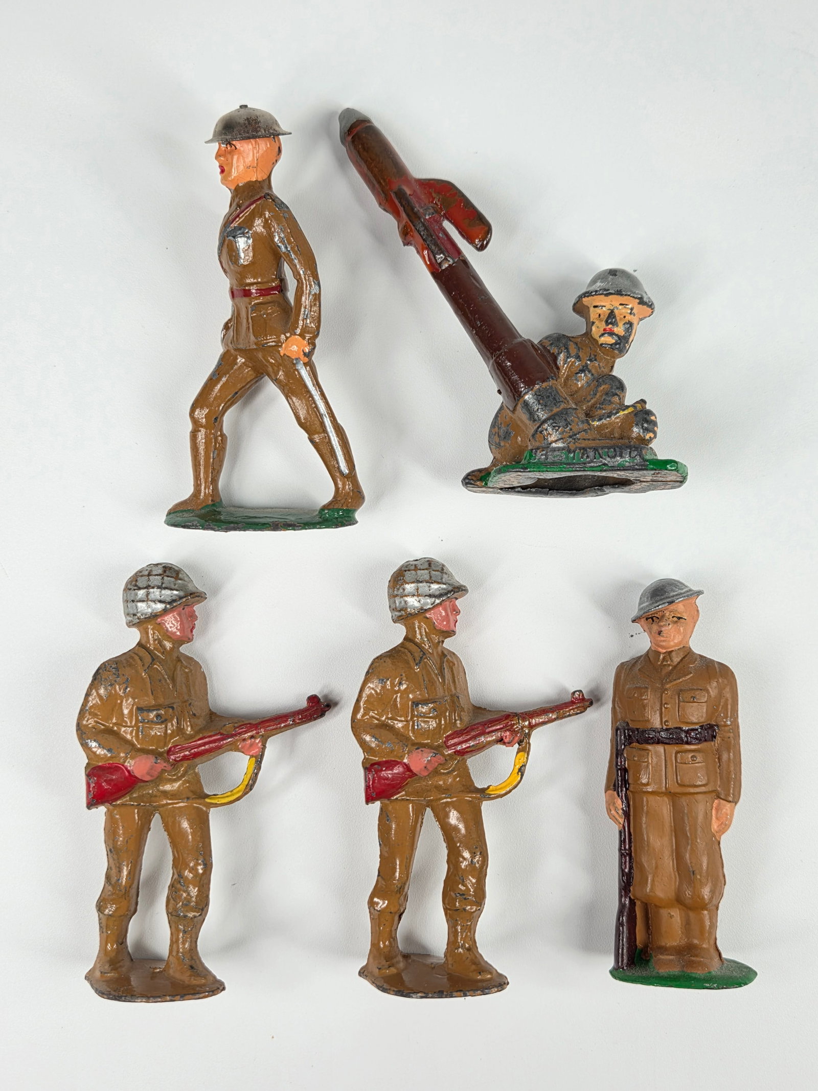VARIOUS BARCLAY MANOIL LEAD SOLDIERS: ALL REMAIN IN FAIR TO GOOD CONDITION, SHOWING SOME TYPICAL PAINT WEAR.