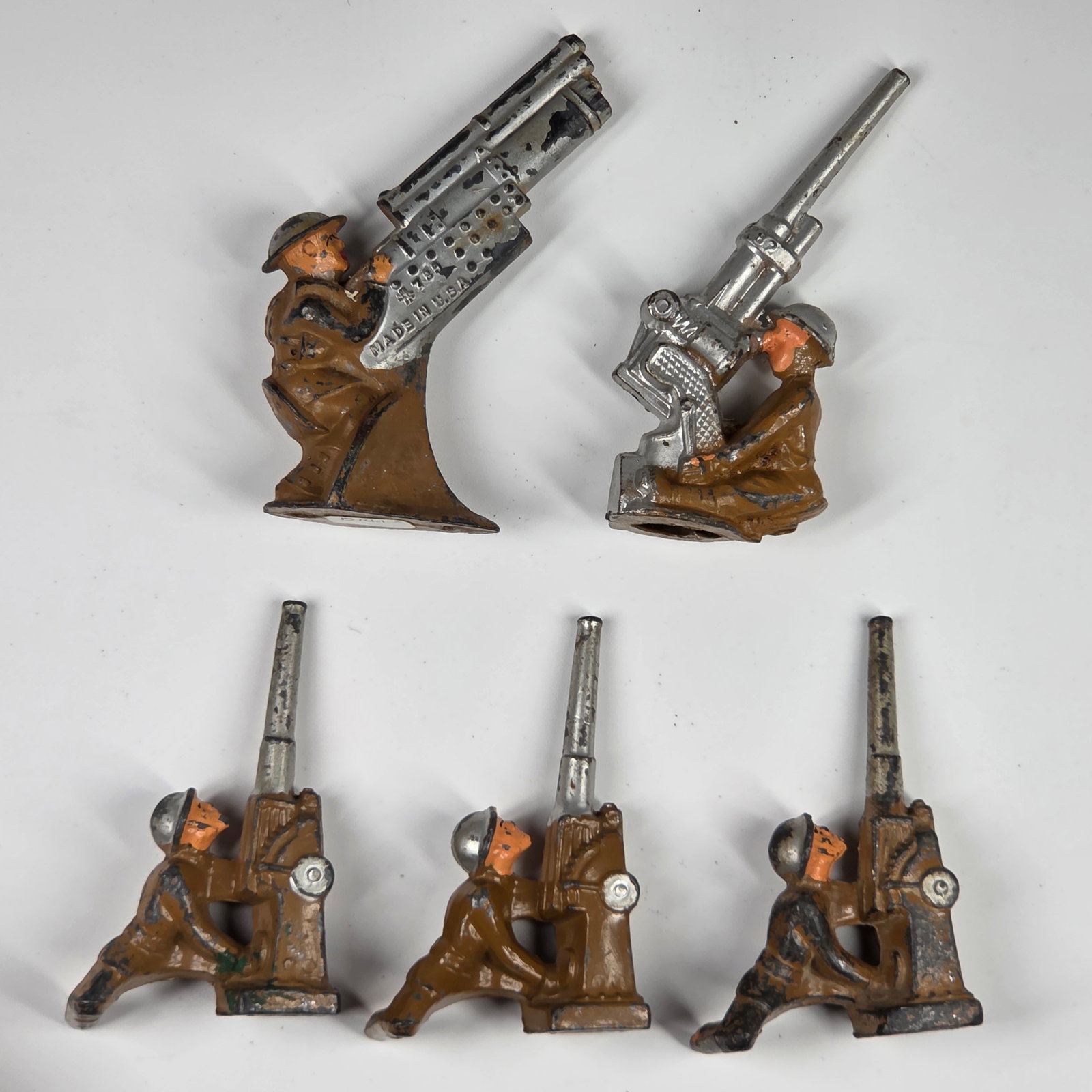 VARIOUS BARCLAY MANOIL LEAD SOLDIERS: ALL REMAIN IN FAIR TO GOOD CONDITION, SHOWING SOME TYPICAL PAINT WEAR.