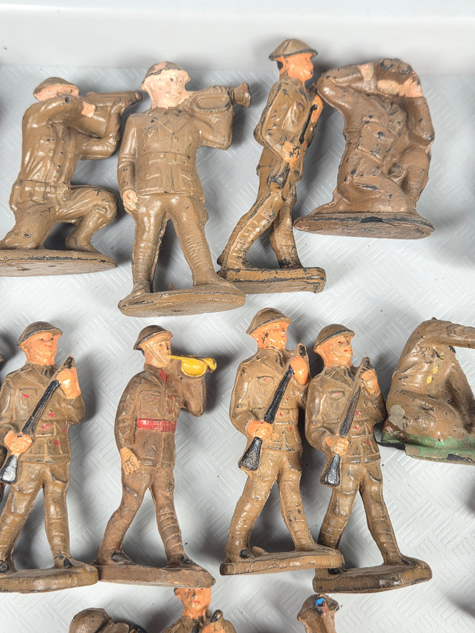 LARGE ASSORTMENT VARIOUS RUBBER SOLDIERS - 4