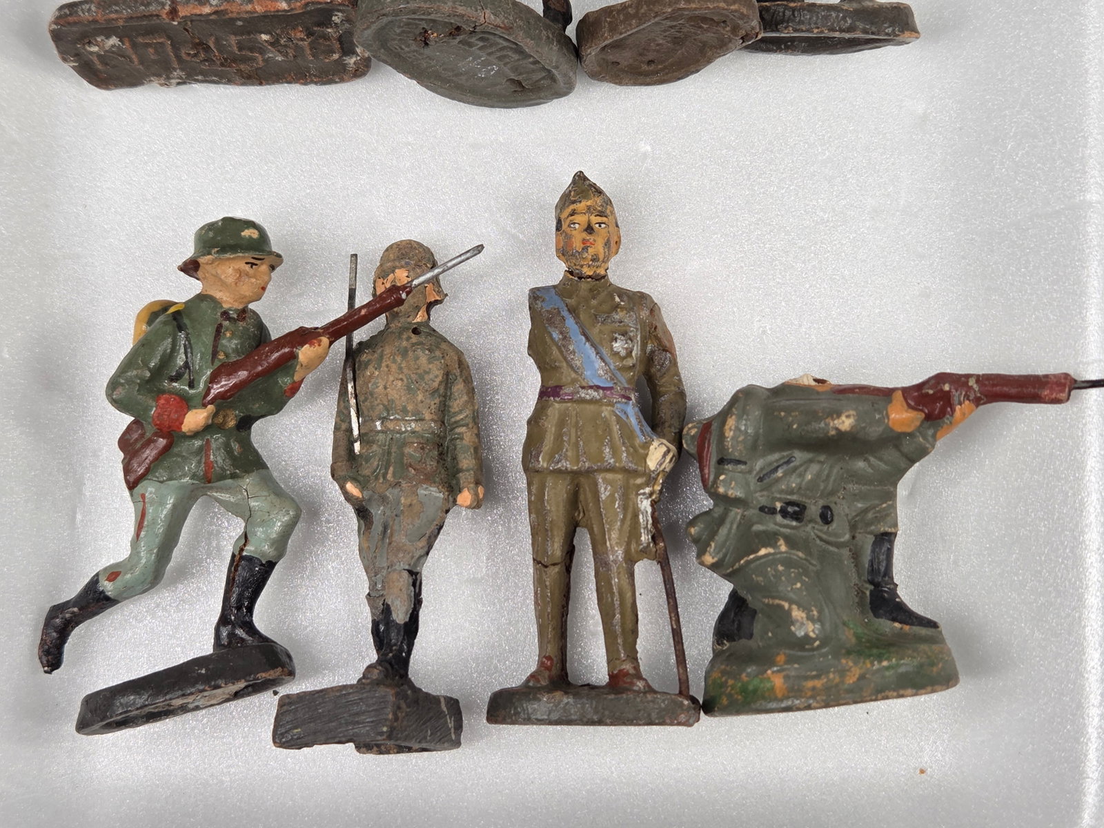 VARIOUS GERMAN ELASTOLIN COMPOSITION SOLDIERS - 3