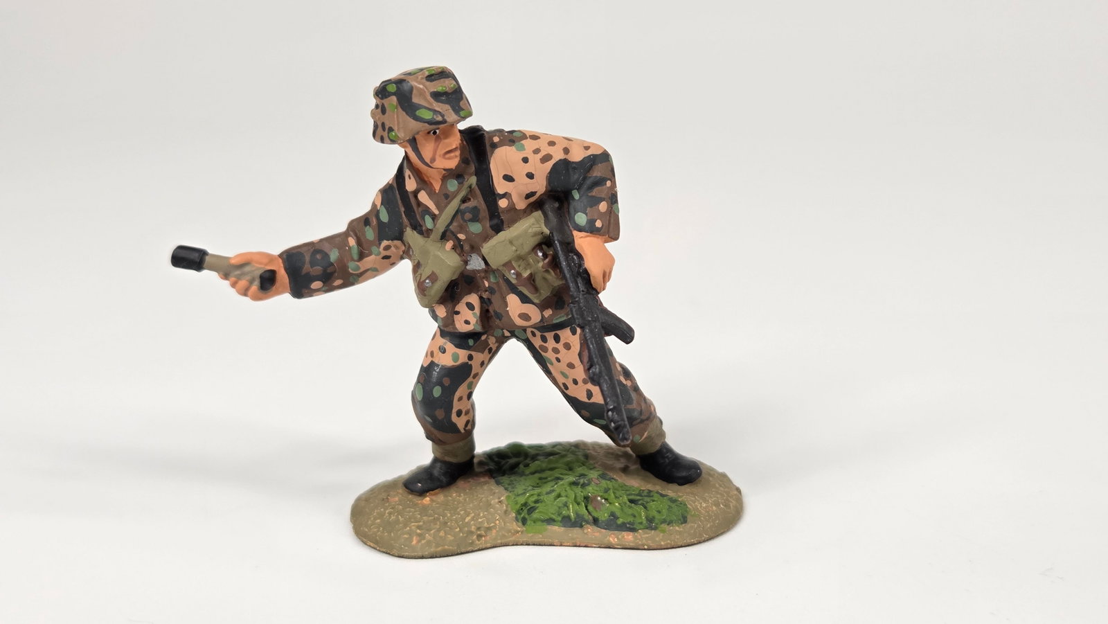 3) BRITAIN WWII SOLDIERS - 2