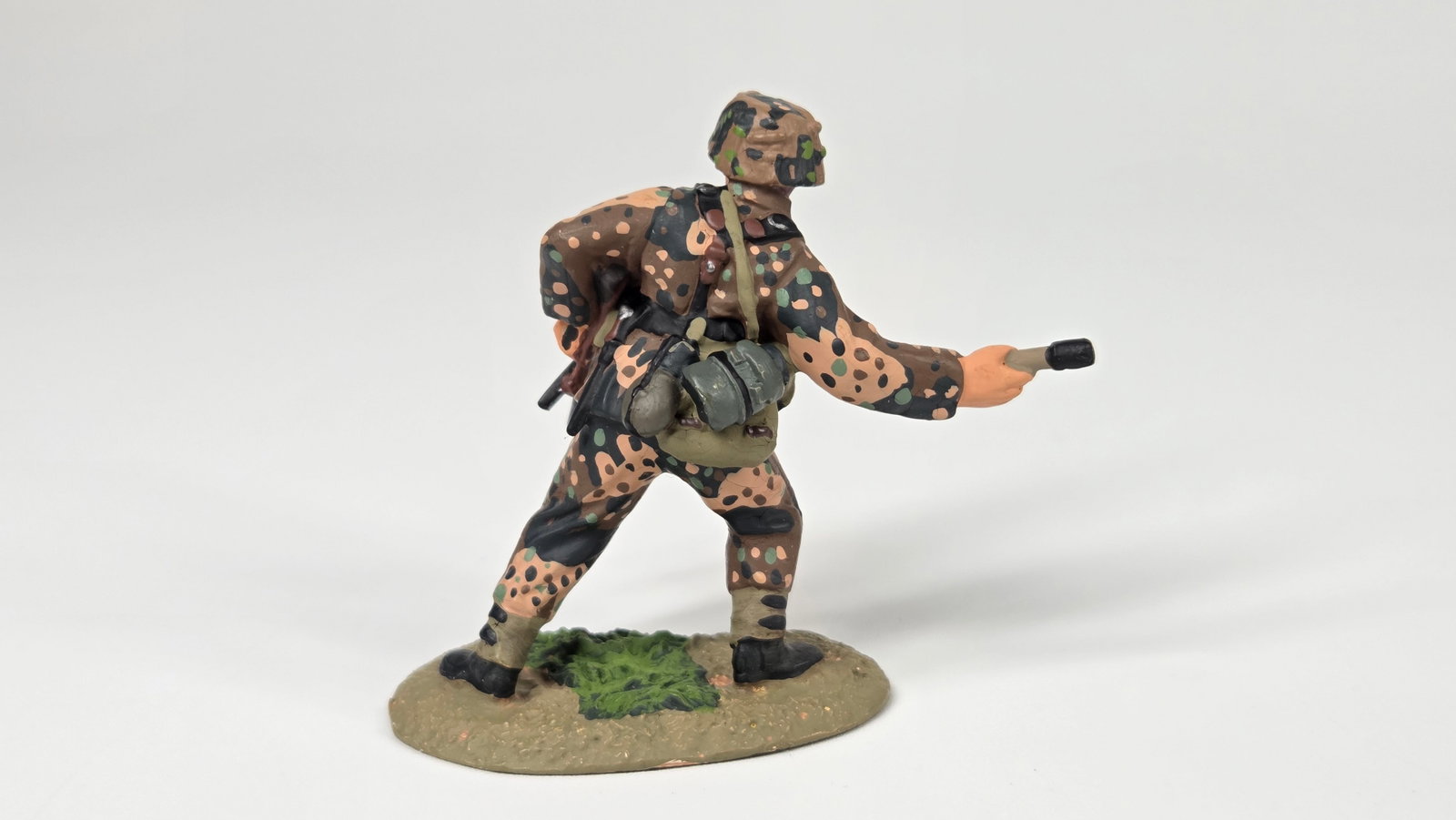 3) BRITAIN WWII SOLDIERS - 3