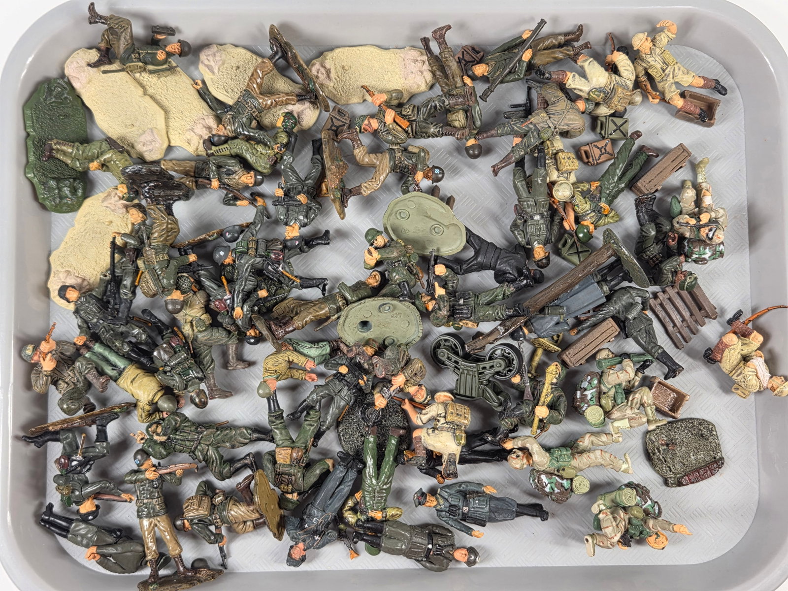 ASSORTMENT OF VARIOUS PLASTIC SOLDIERS (1 of 5)