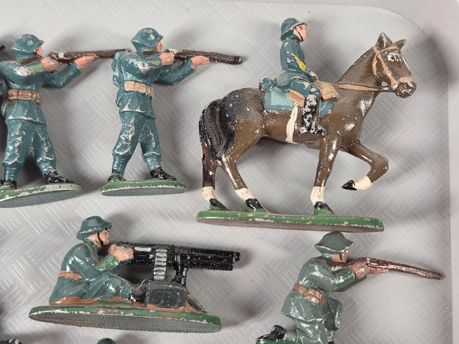 VARIOUS LEAD PAINTED SOLDIERS - 4